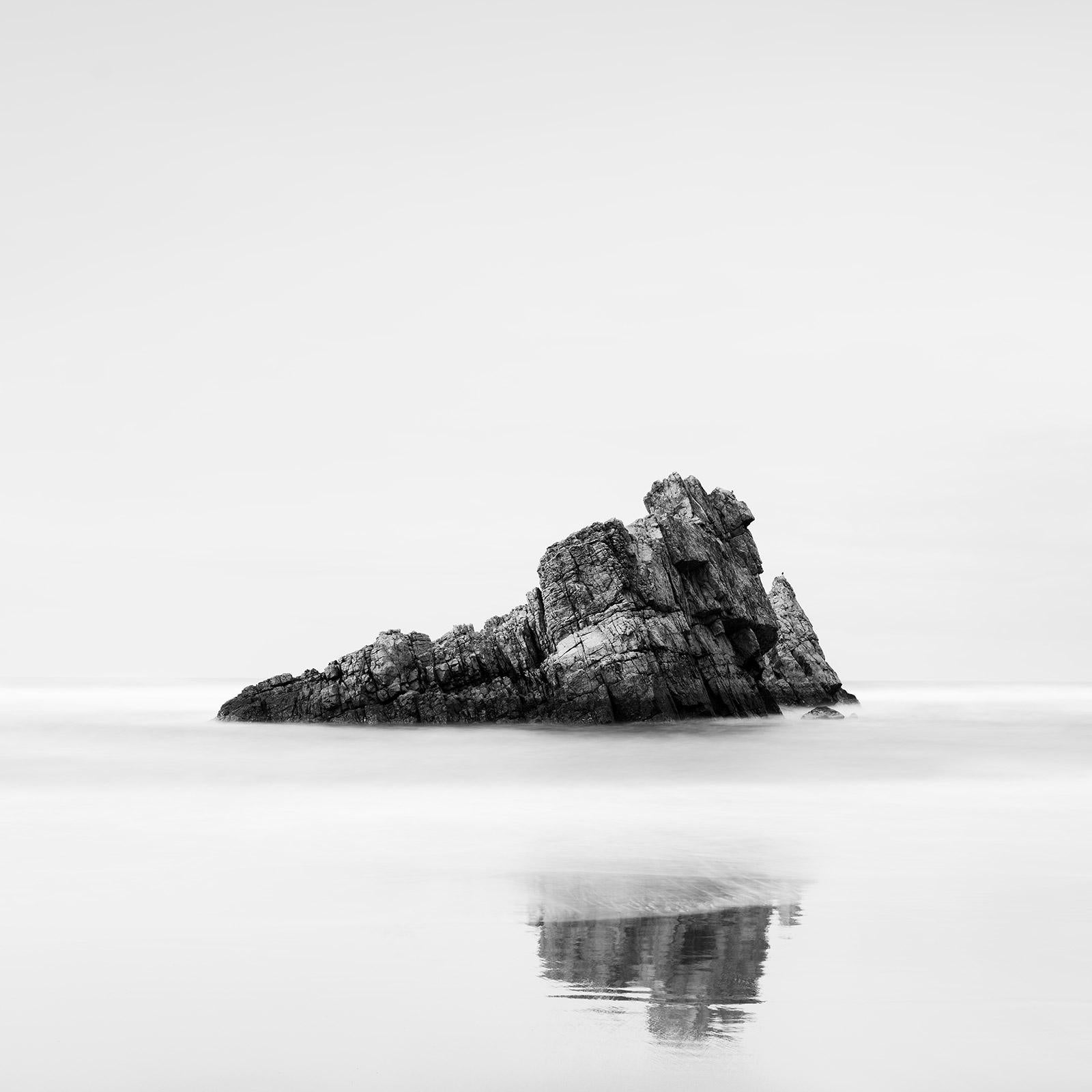 Black and White Photograph Gerald Berghammer - Rocher sur la plage, Golfe de Gascogne, Espagne, photographie de paysage en noir et blanc