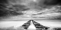 Panorama del molo di roccia, tempestoso, nuvoloso, fotografia artistica in bianco e nero, paesaggio