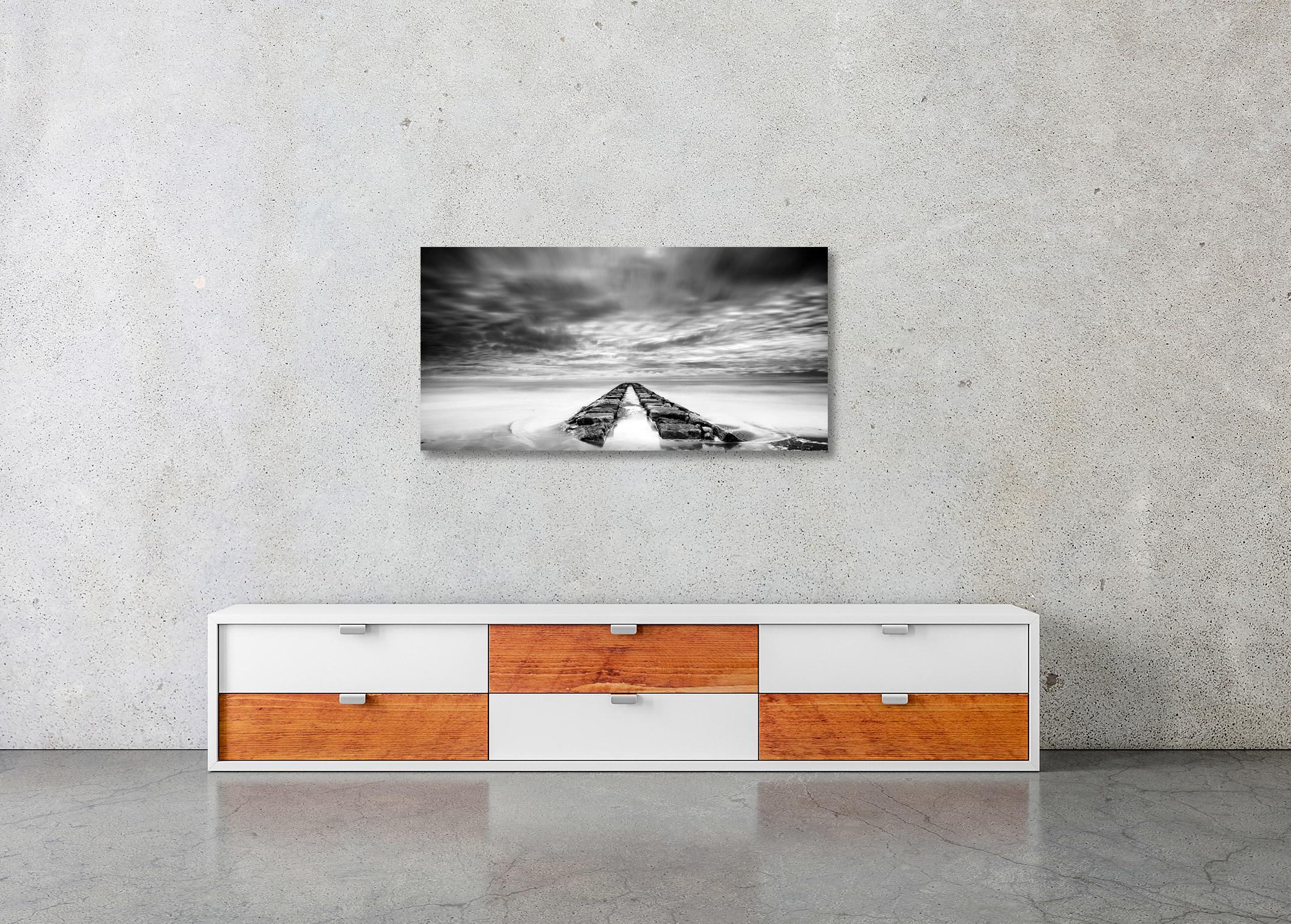 Rock Pier Panorama, orageux, nuageux, photographie d'art en noir et blanc, paysage en vente 1