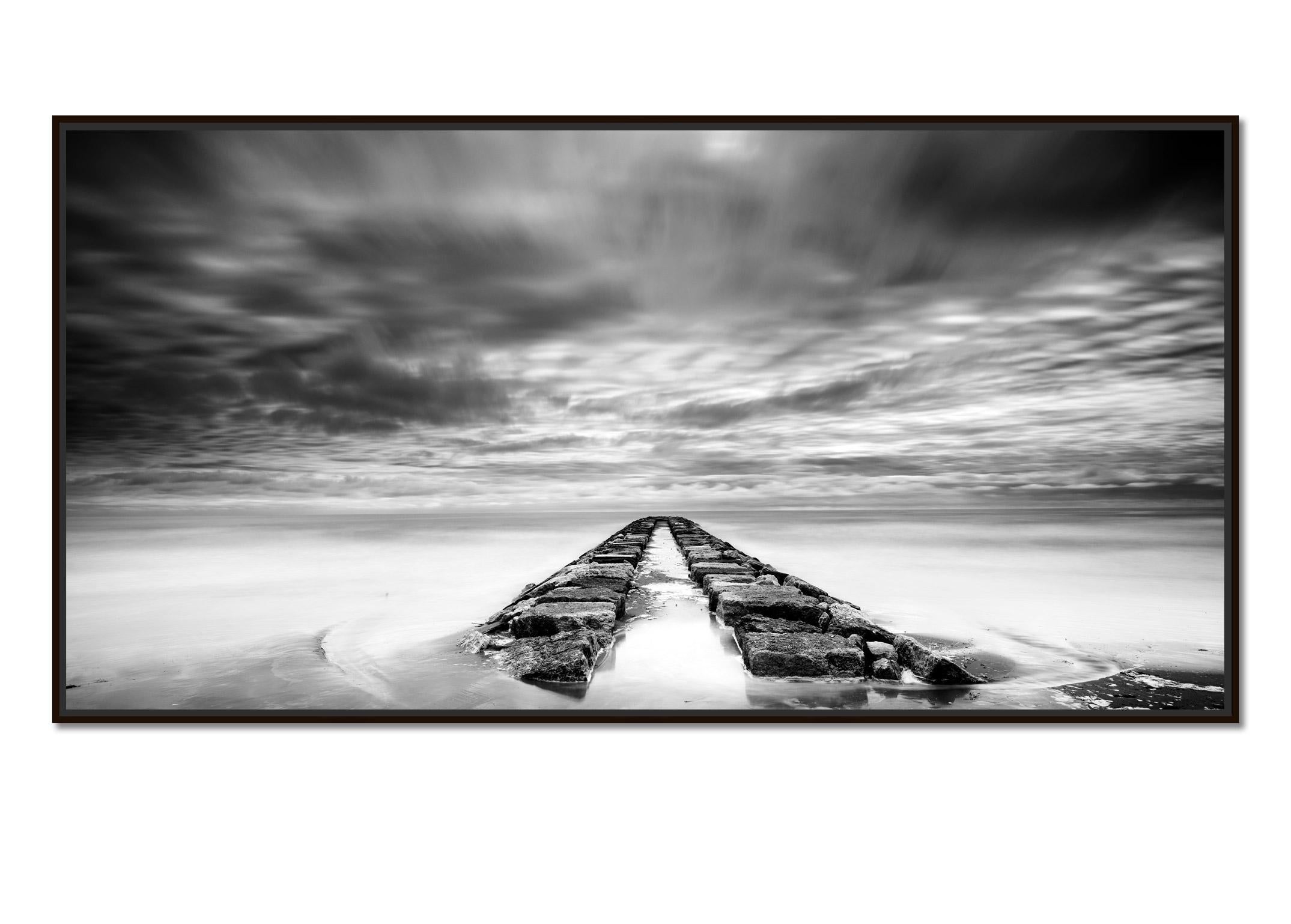 Rock Pier Panorama, tormentoso, nublado, fotografía artística en blanco y negro, paisaje - Photograph de Gerald Berghammer