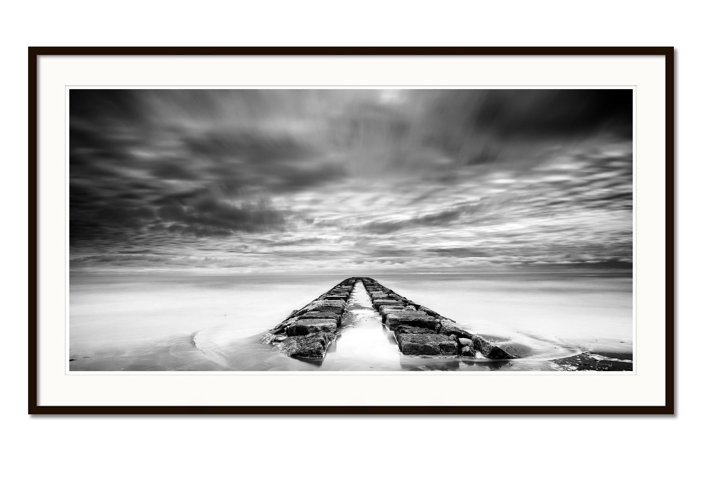 Rock Pier Panorama, tormentoso, nublado, fotografía artística en blanco y negro, paisaje - Landscape Photograph Gris de Gerald Berghammer