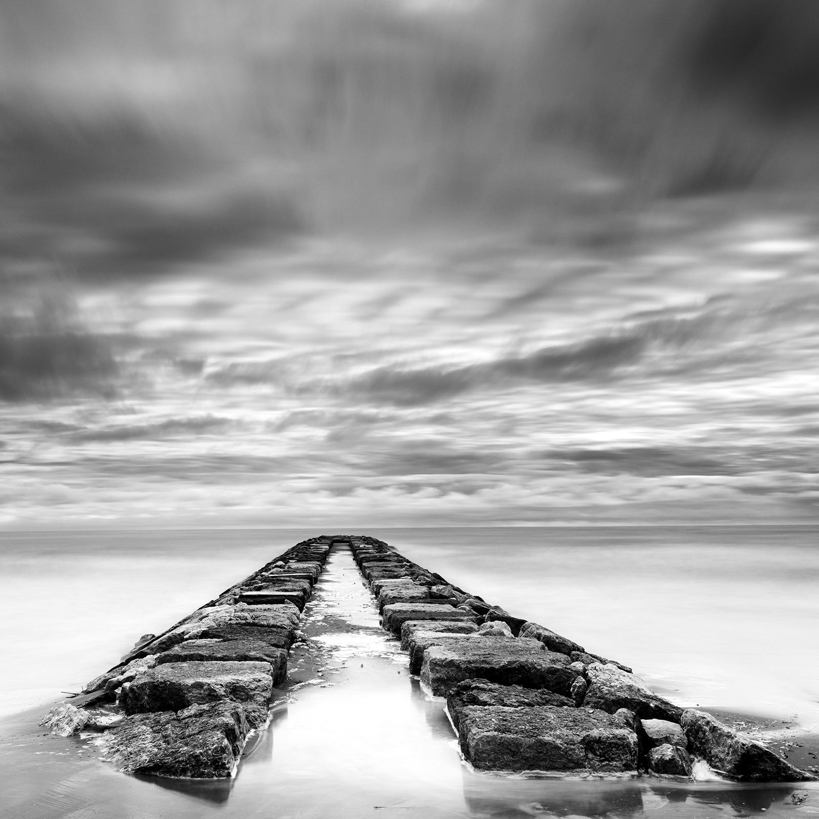 Rock Pier Panorama, orageux, nuageux, photographie d'art en noir et blanc, paysage en vente 3