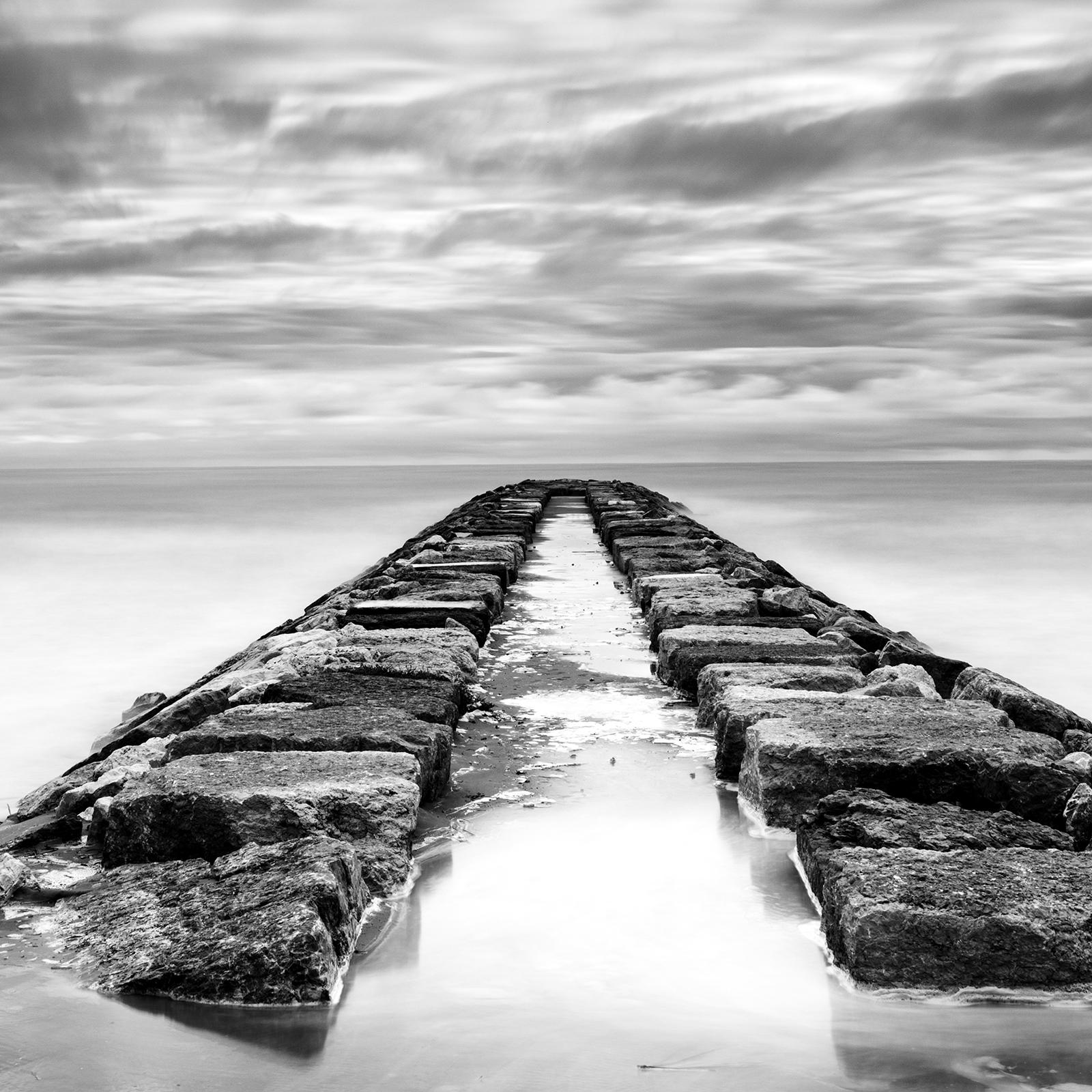 Rock Pier Panorama, orageux, nuageux, photographie d'art en noir et blanc, paysage en vente 4