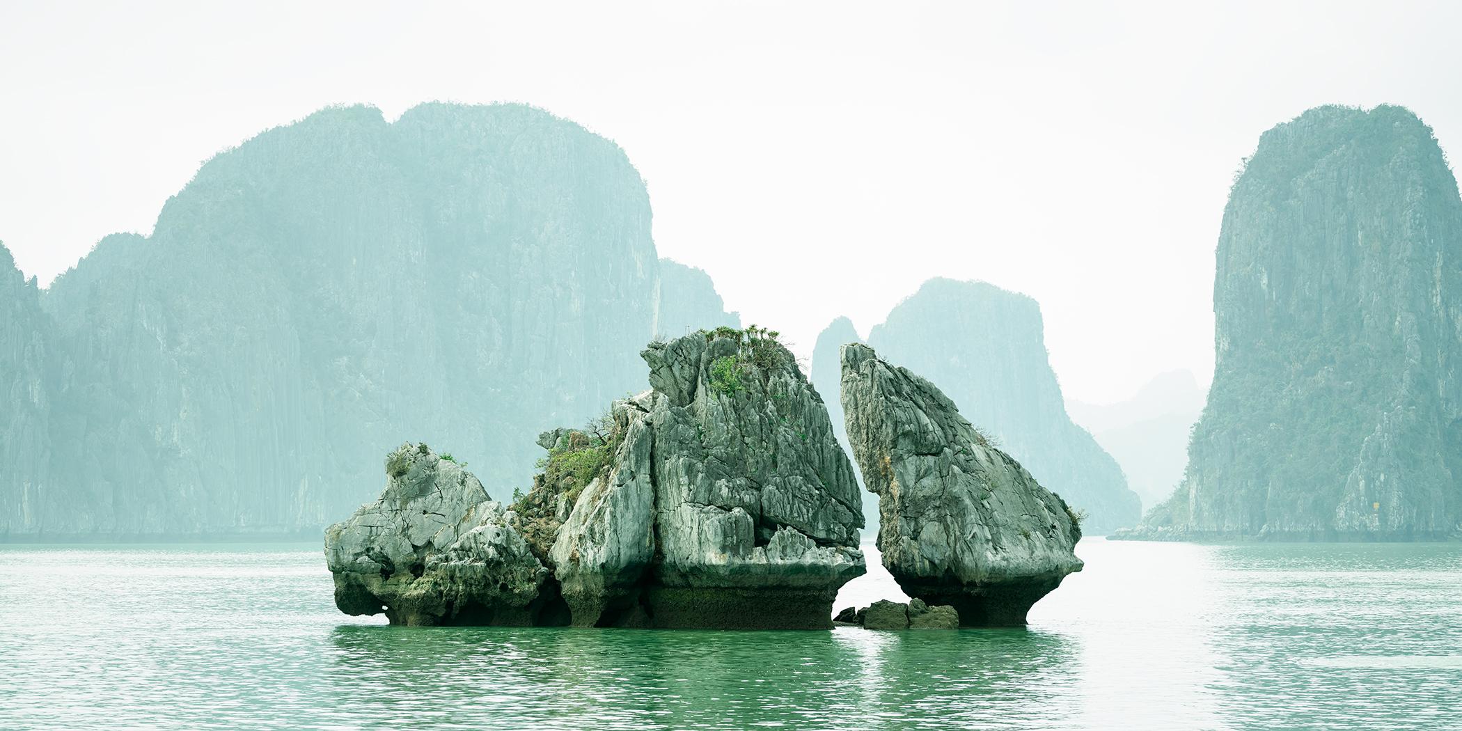 Panorama de formes rocheuses - paysage marin minimaliste en couleurs - Baie d
Halong - édition limitée