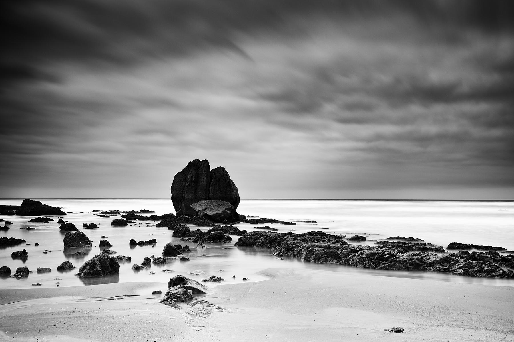 Gerald Berghammer Landscape Photograph – Rocks on the SHORE, Strand, Atlantikküste, Frankreich, schwarz-weiße Landschaft 