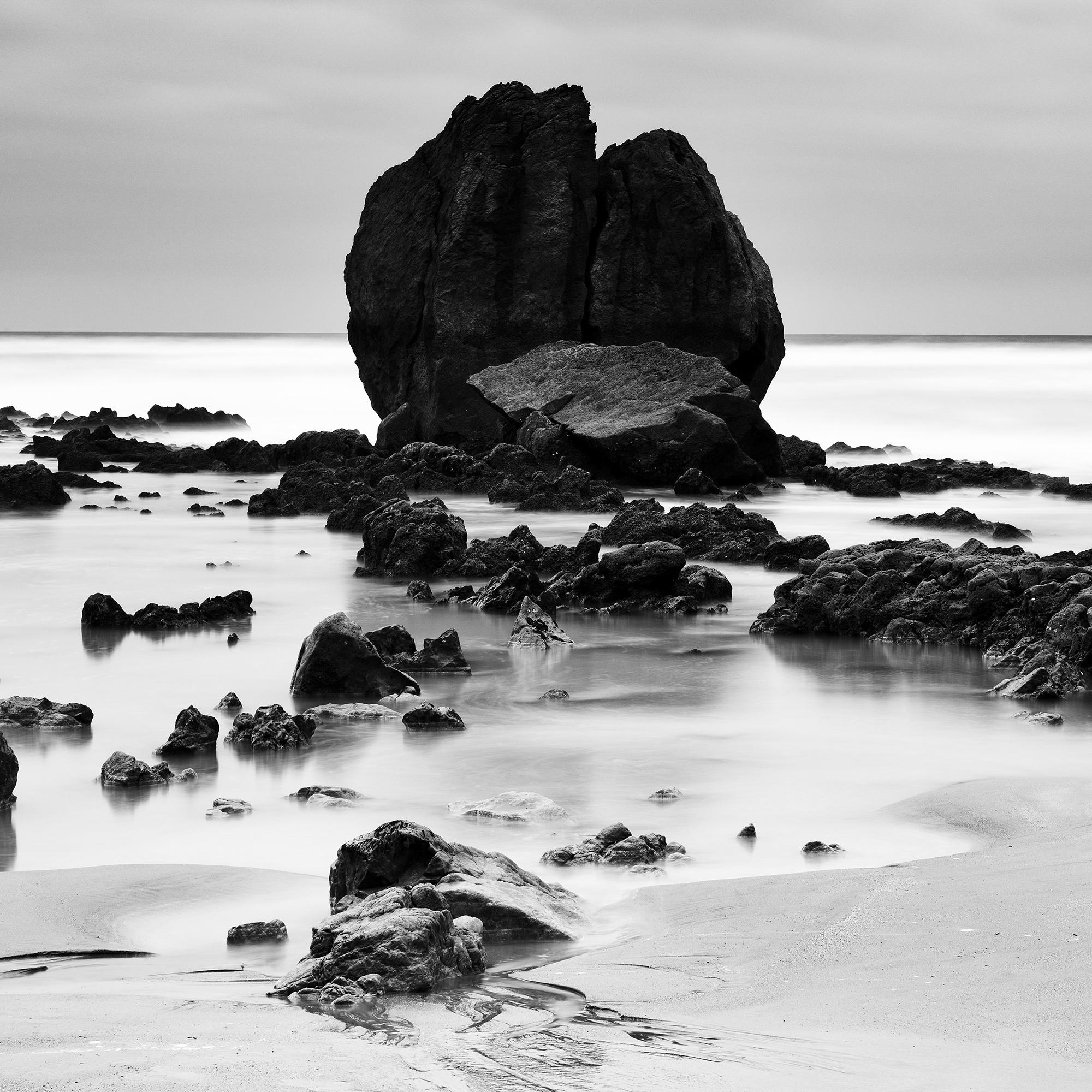 Rocas en la orilla, Costa Atlántica, fotografía en blanco y negro, paisaje en venta 7