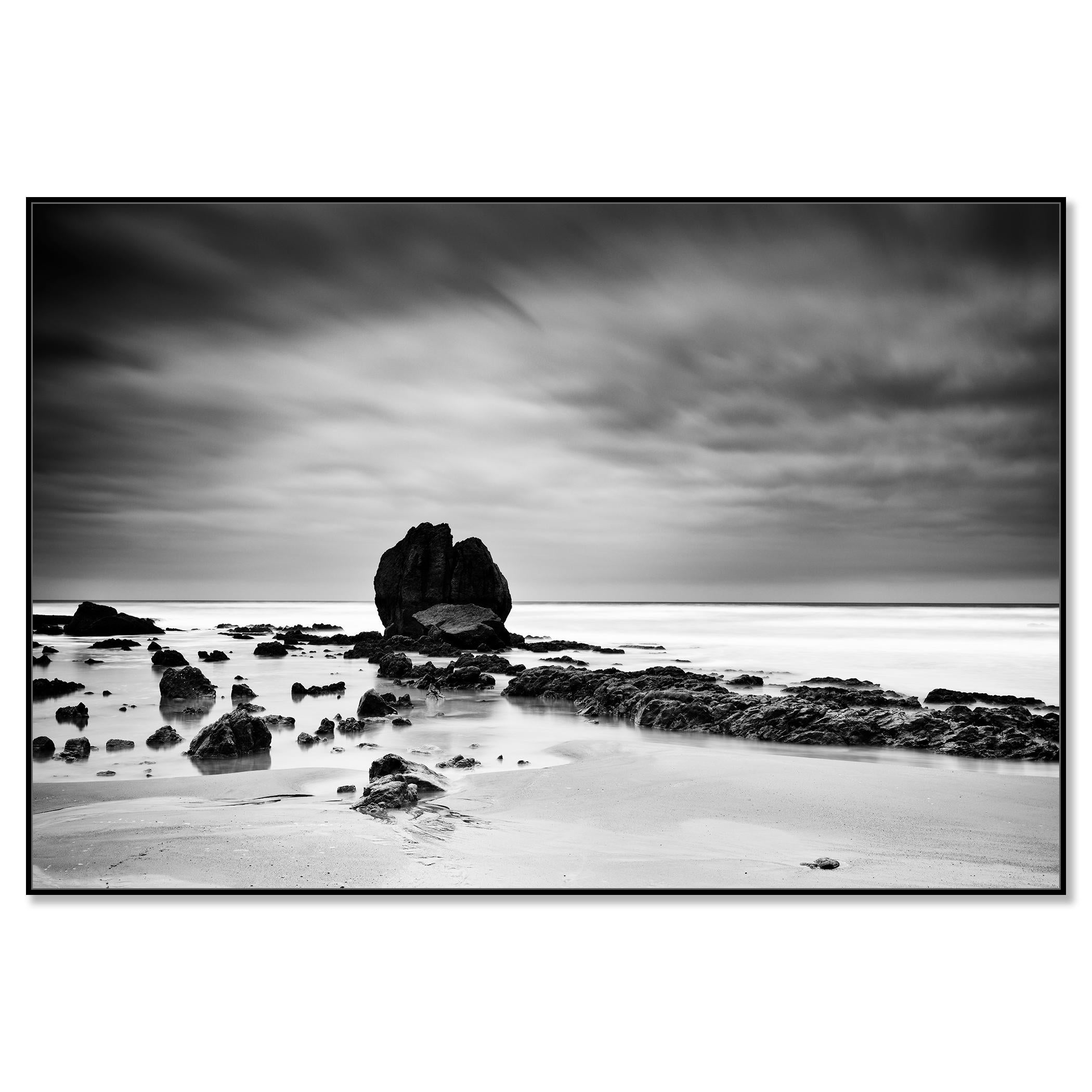 Rocas en la orilla, Costa Atlántica, fotografía en blanco y negro, paisaje - Photograph de Gerald Berghammer