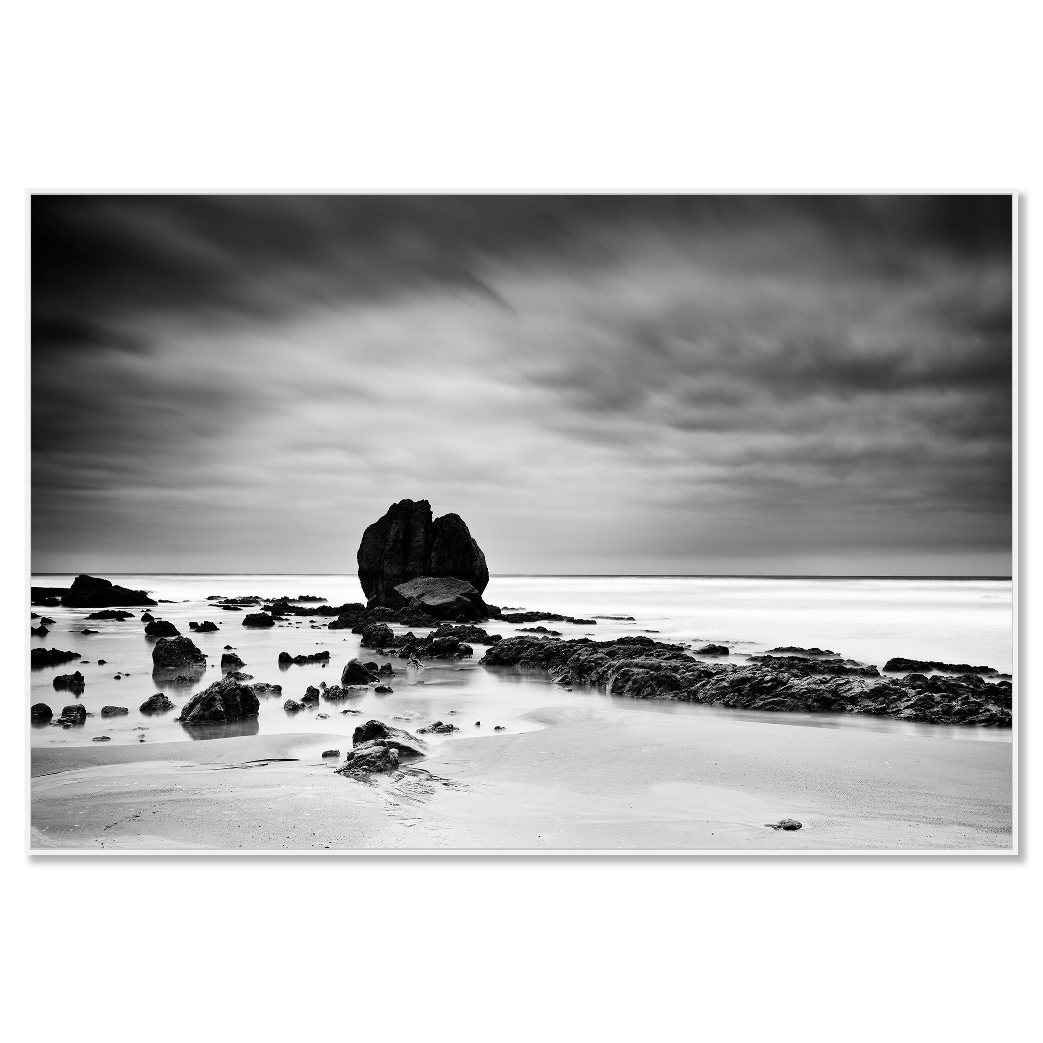 Rocas en la orilla, Costa Atlántica, fotografía en blanco y negro, paisaje - Photograph Contemporáneo de Gerald Berghammer
