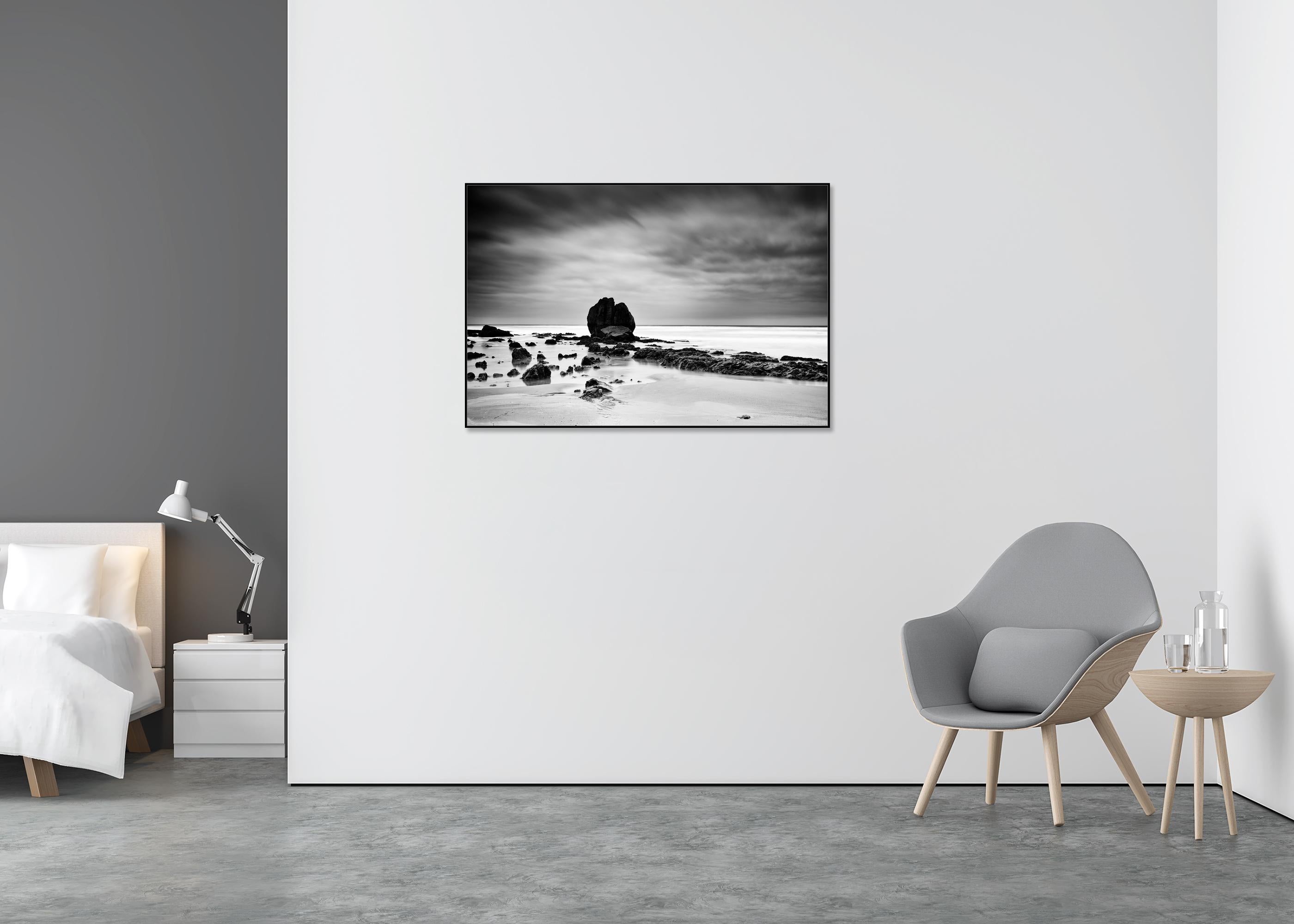Rocas en la orilla, Costa Atlántica, fotografía en blanco y negro, paisaje - Landscape Photograph Gris de Gerald Berghammer