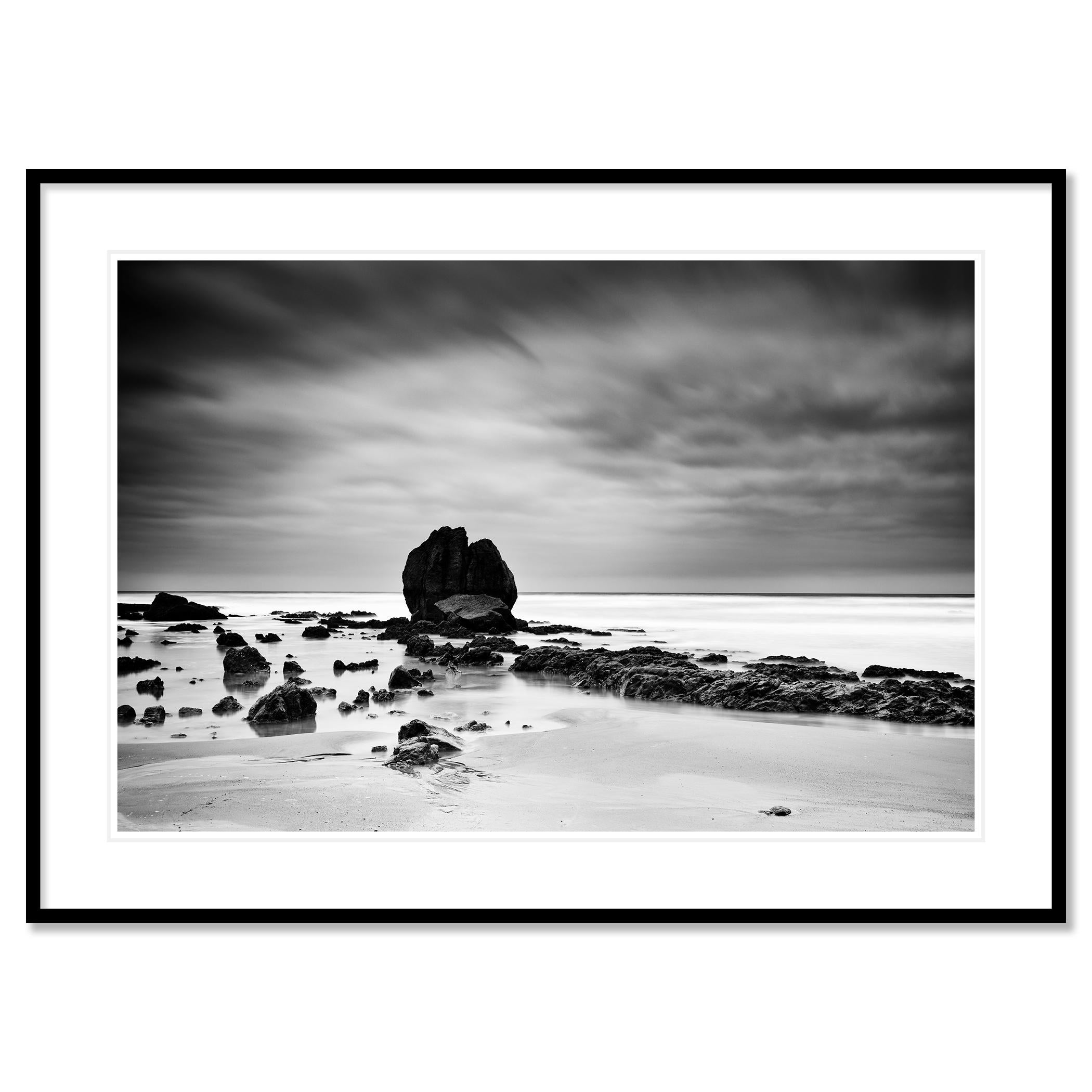 Panorámica en blanco y negro de larga exposición - impresión fotográfica de paisajes. Rocas gigantes en la playa de arena de la costa atlántica en Francia. Impresión en tinta de pigmento de archivo, edición de 7. Firmada, titulada, fechada y