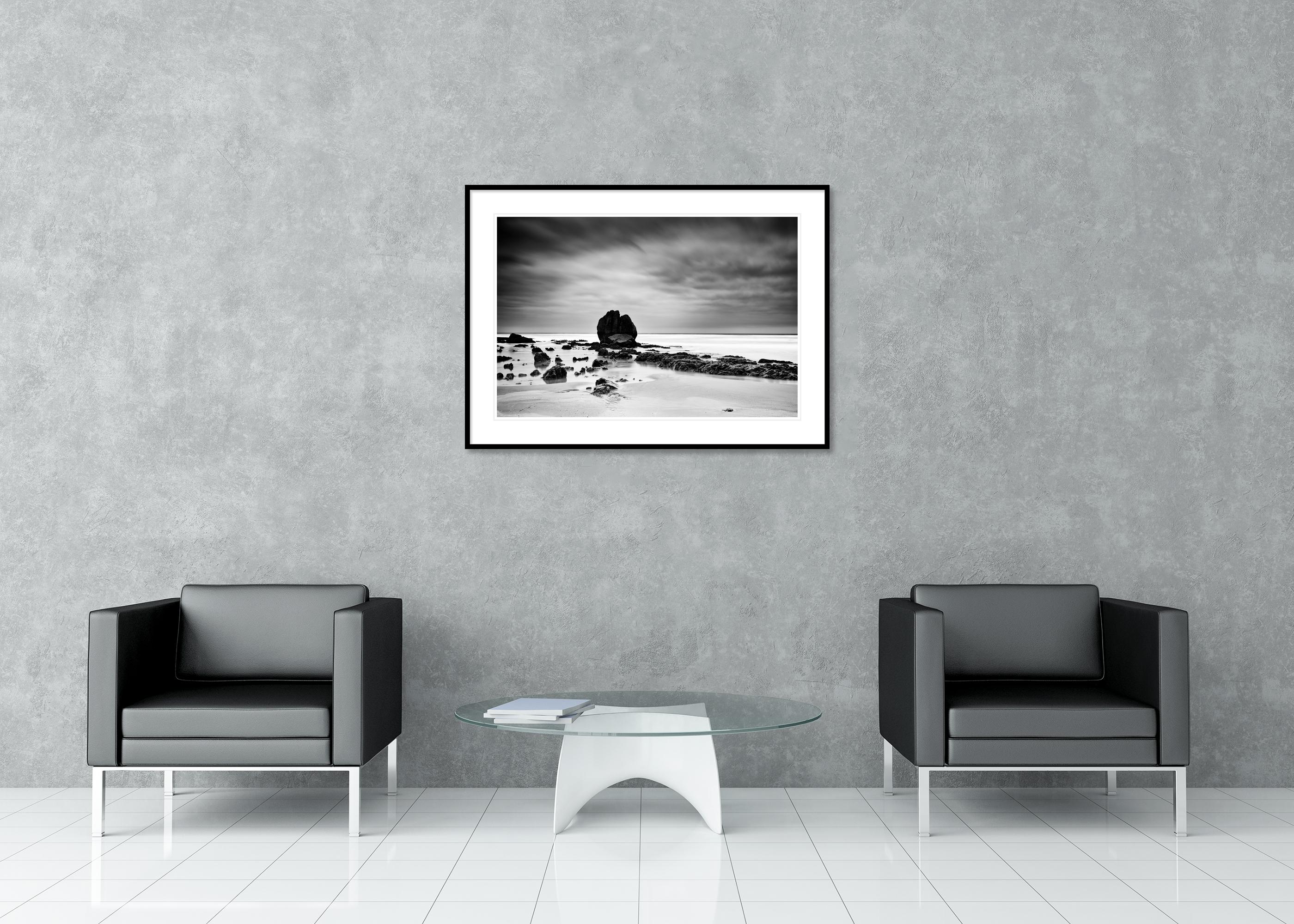 Rocas en la orilla, Costa Atlántica, fotografía en blanco y negro, paisaje en venta 2