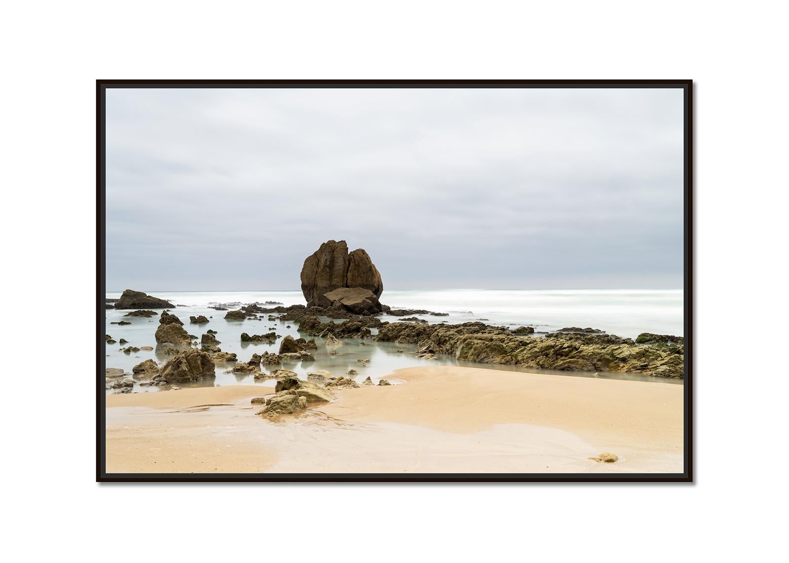 Rocks on the Shore, Great Rock, Sand Beach, Farbfotografie, limitierte Auflage – Photograph von Gerald Berghammer