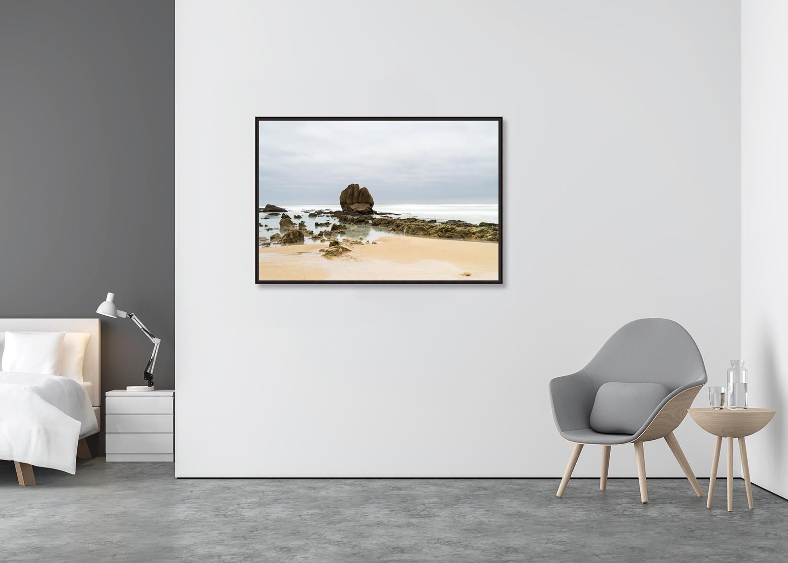 Rocks on the Shore, Great Rock, Sand Beach, Farbfotografie, limitierte Auflage (Zeitgenössisch), Photograph, von Gerald Berghammer