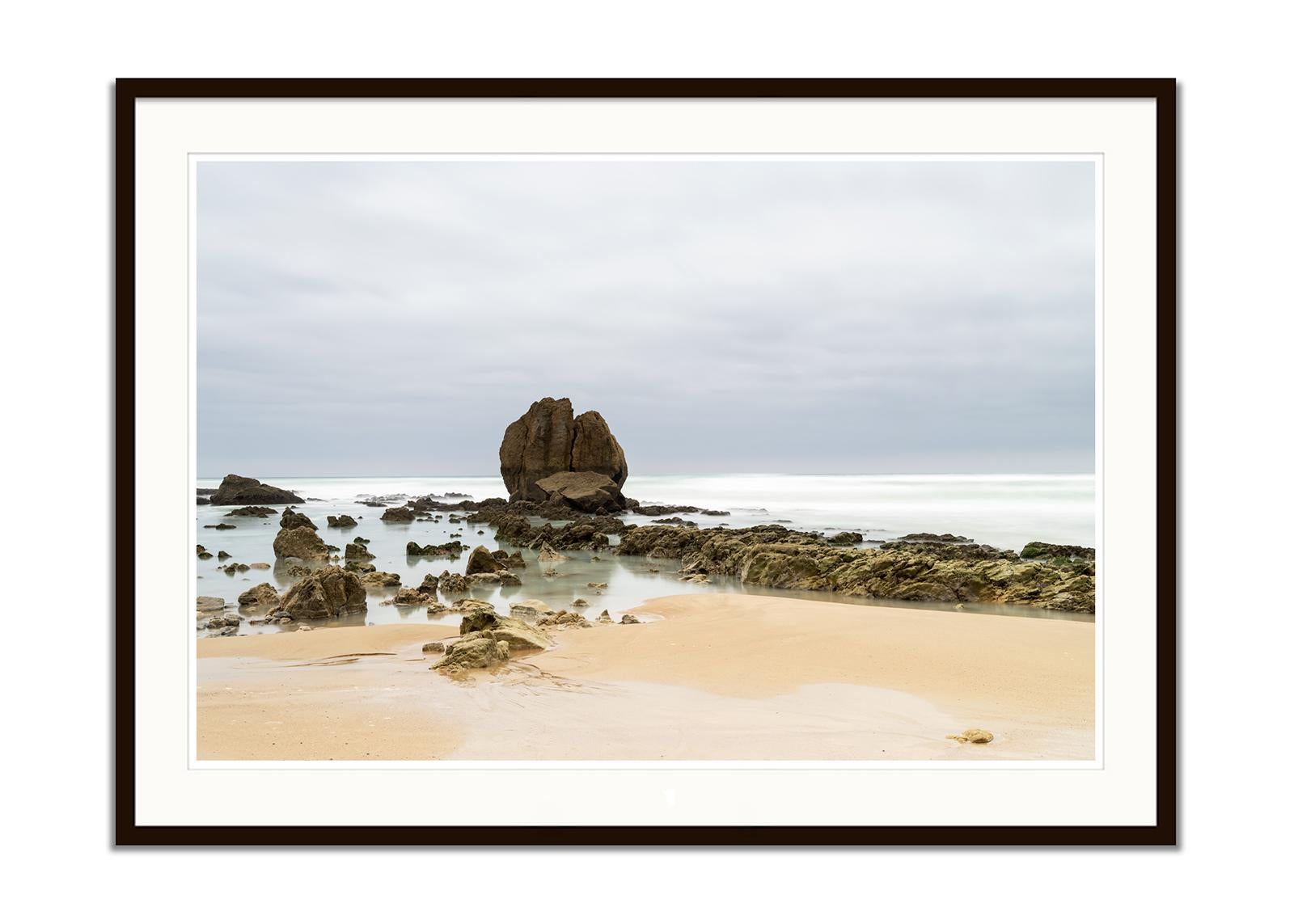 Rocks on the Shore, Great Rock, Sand Beach, Farbfotografie, limitierte Auflage (Grau), Color Photograph, von Gerald Berghammer