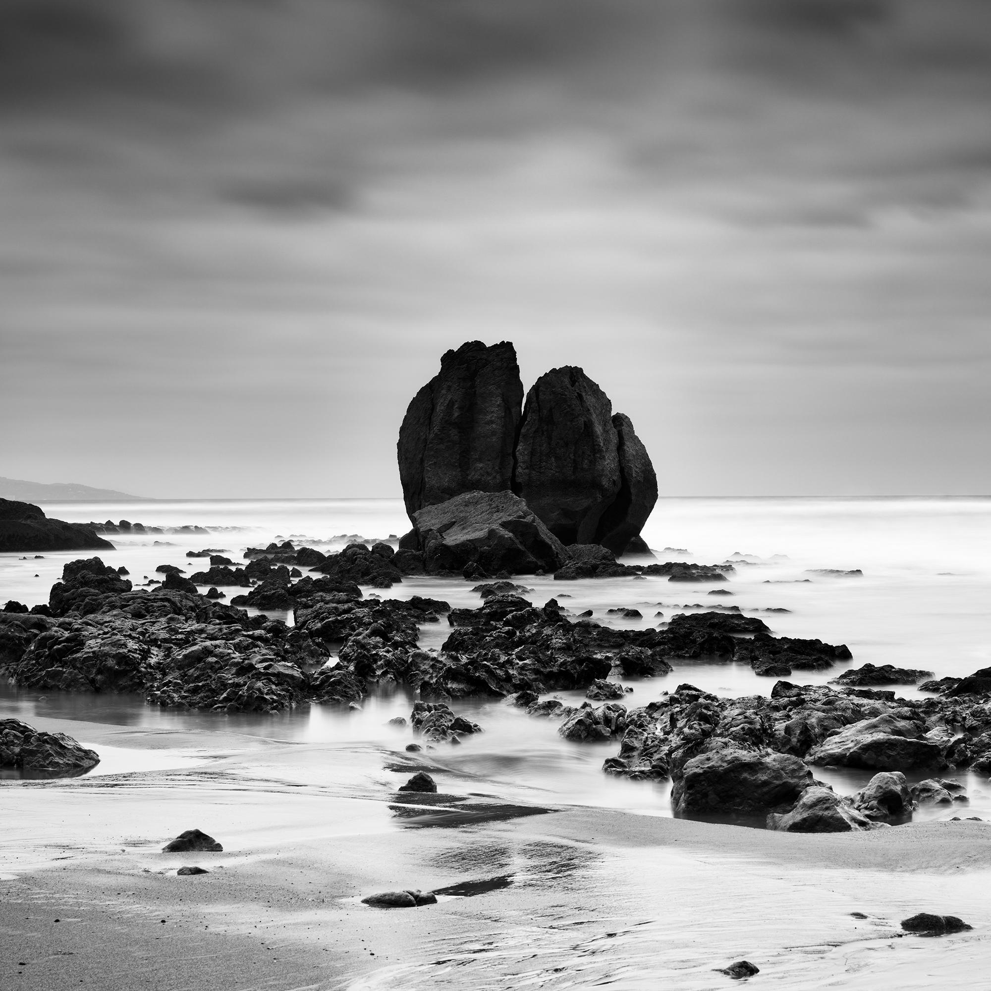Rocks on the Shore, Sandstrand, Schwarz-Weiß-Fotografie, Landschaft im Angebot 5