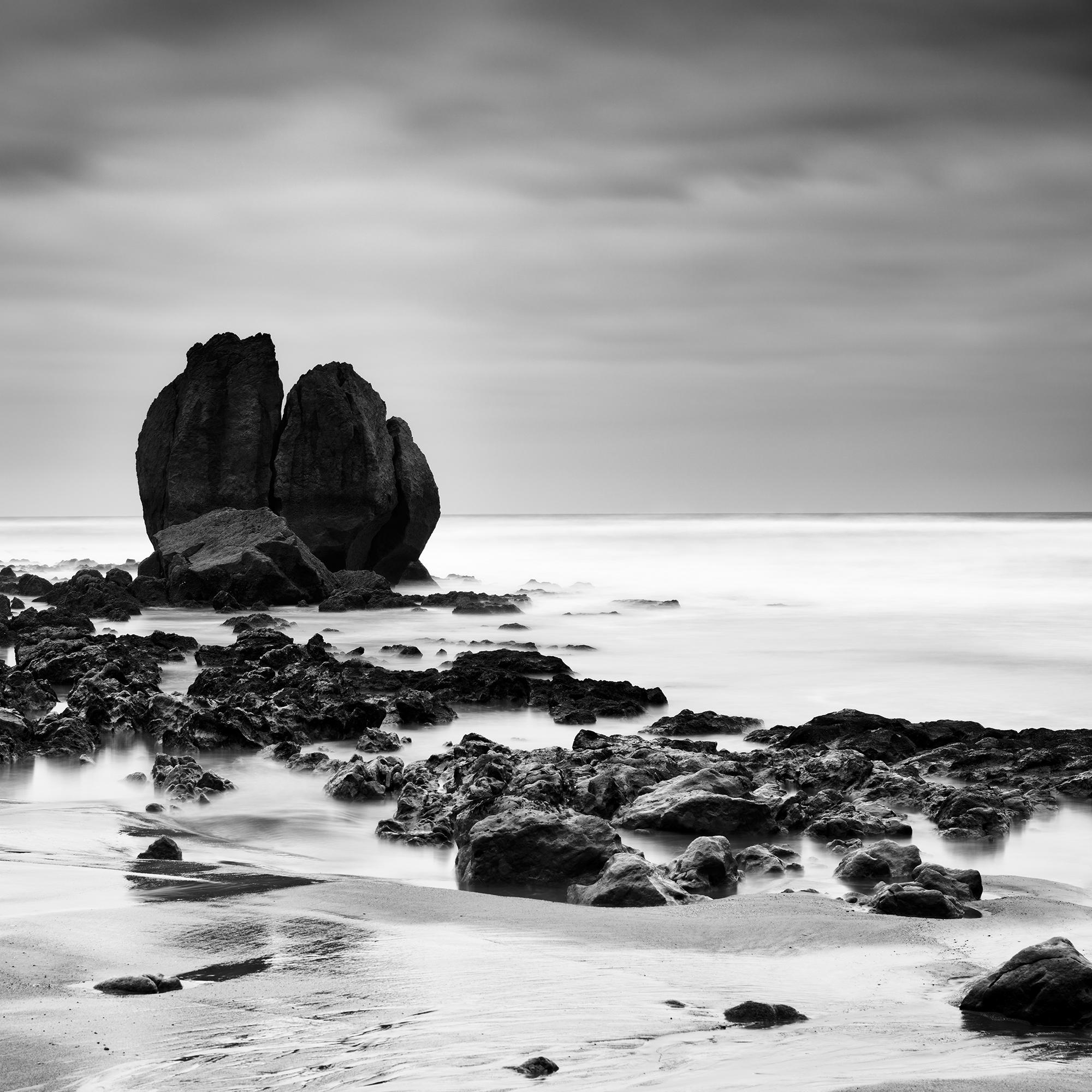 Rocks on the Shore, Sandstrand, Schwarz-Weiß-Fotografie, Landschaft im Angebot 6