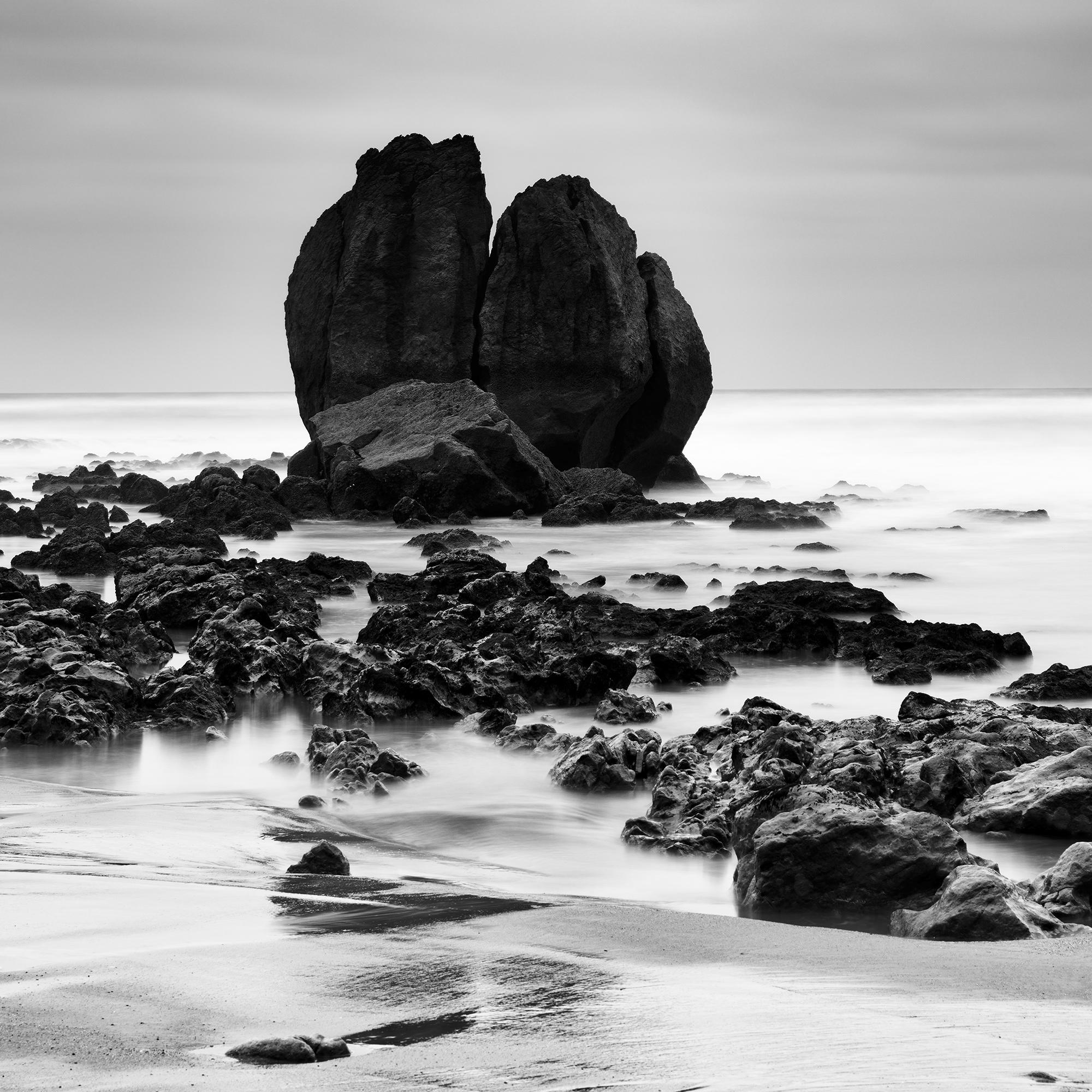 Rocks on the Shore, Sandstrand, Schwarz-Weiß-Fotografie, Landschaft im Angebot 7
