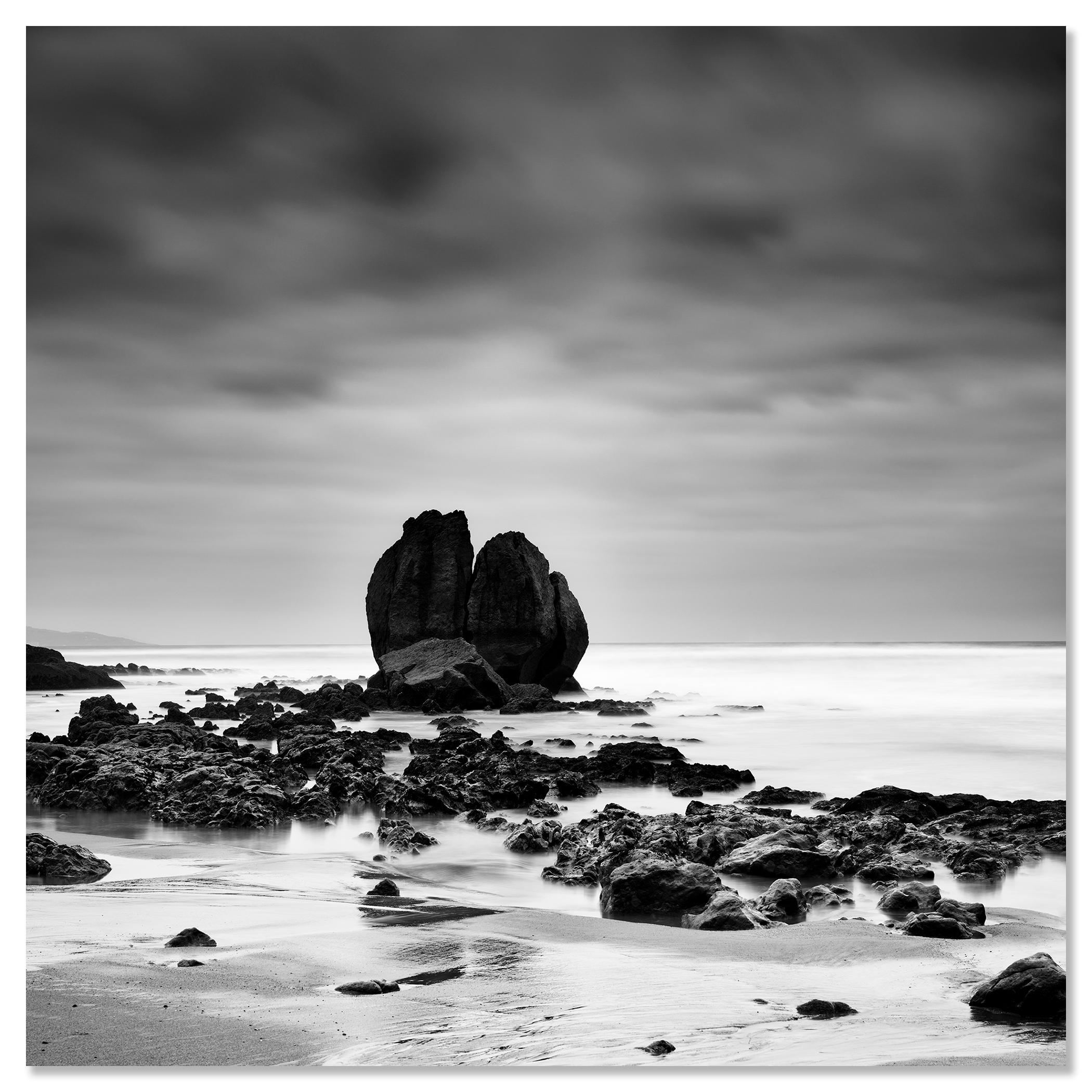 Rocks on the Shore, Sandstrand, Schwarz-Weiß-Fotografie, Landschaft im Angebot 3