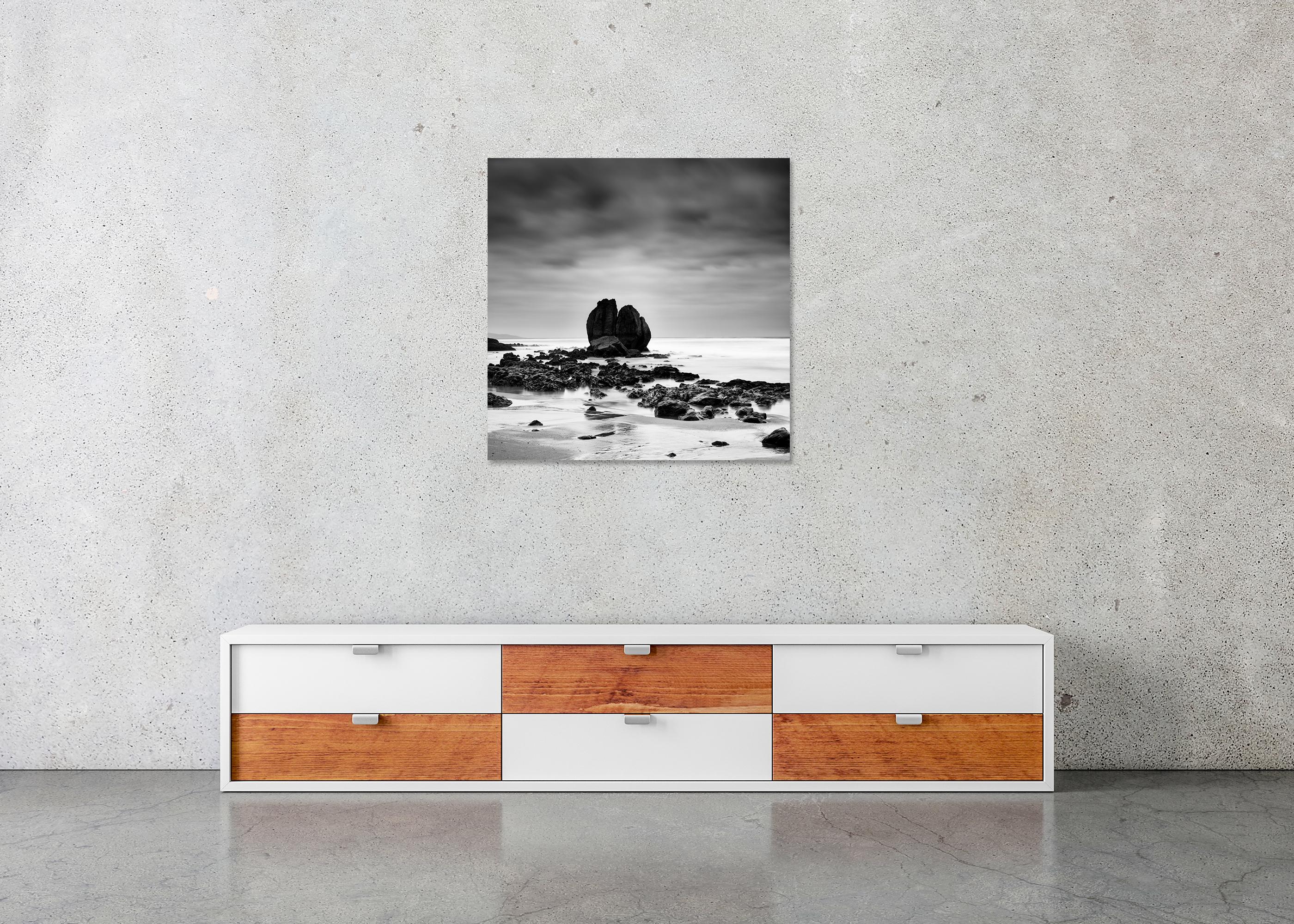 Rocks on the Shore, Sandstrand, Schwarz-Weiß-Fotografie, Landschaft im Angebot 4