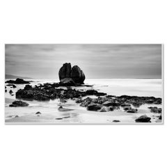 Rocks on the Shore Panorama, große monochrome Fotografie, limitierte Auflage Druck