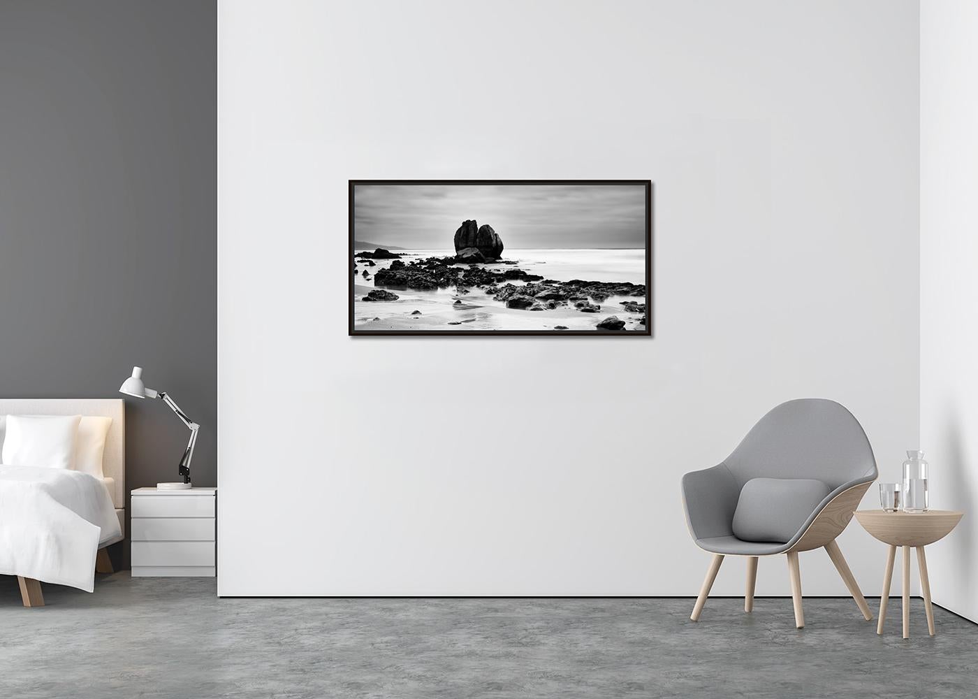 Panorama de rochers sur le SHORE, grande photographie monochrome, édition limitée - Contemporain Photograph par Gerald Berghammer