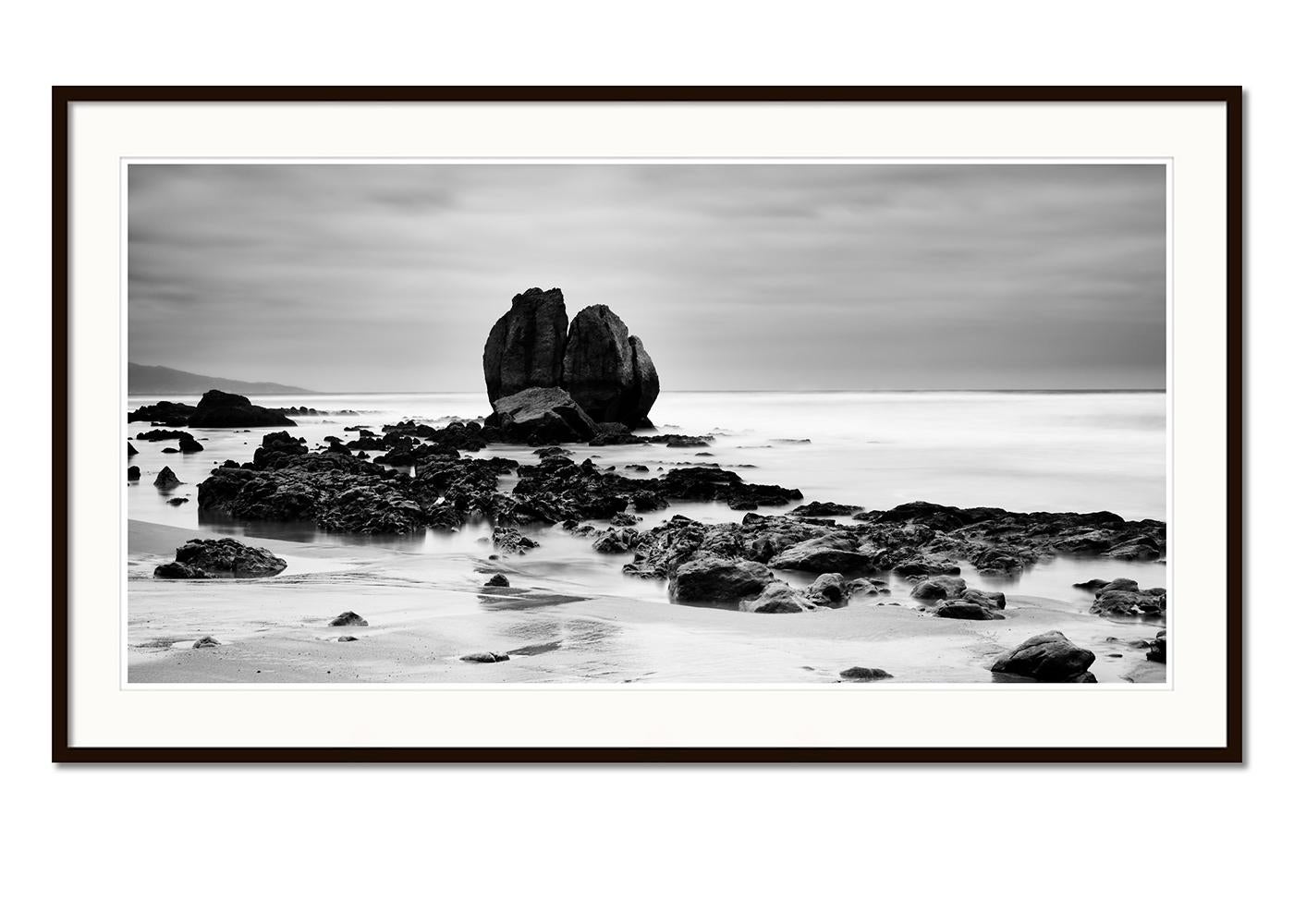 Panorama de rochers sur le SHORE, grande photographie monochrome, édition limitée - Gris Landscape Photograph par Gerald Berghammer