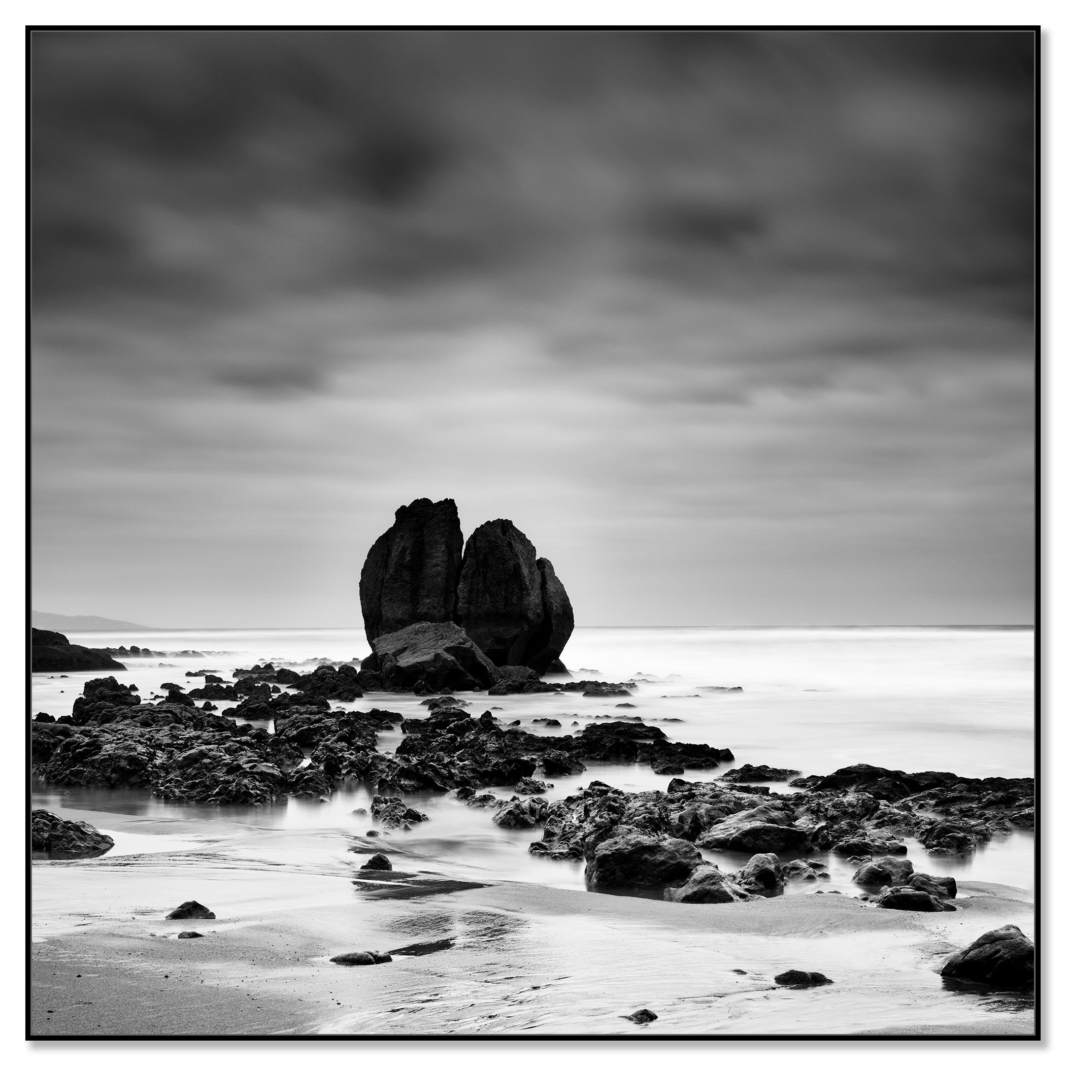 Rocks on the Shore, Sandstrand, Schwarz-Weiß-Fotografie, Landschaft – Photograph von Gerald Berghammer