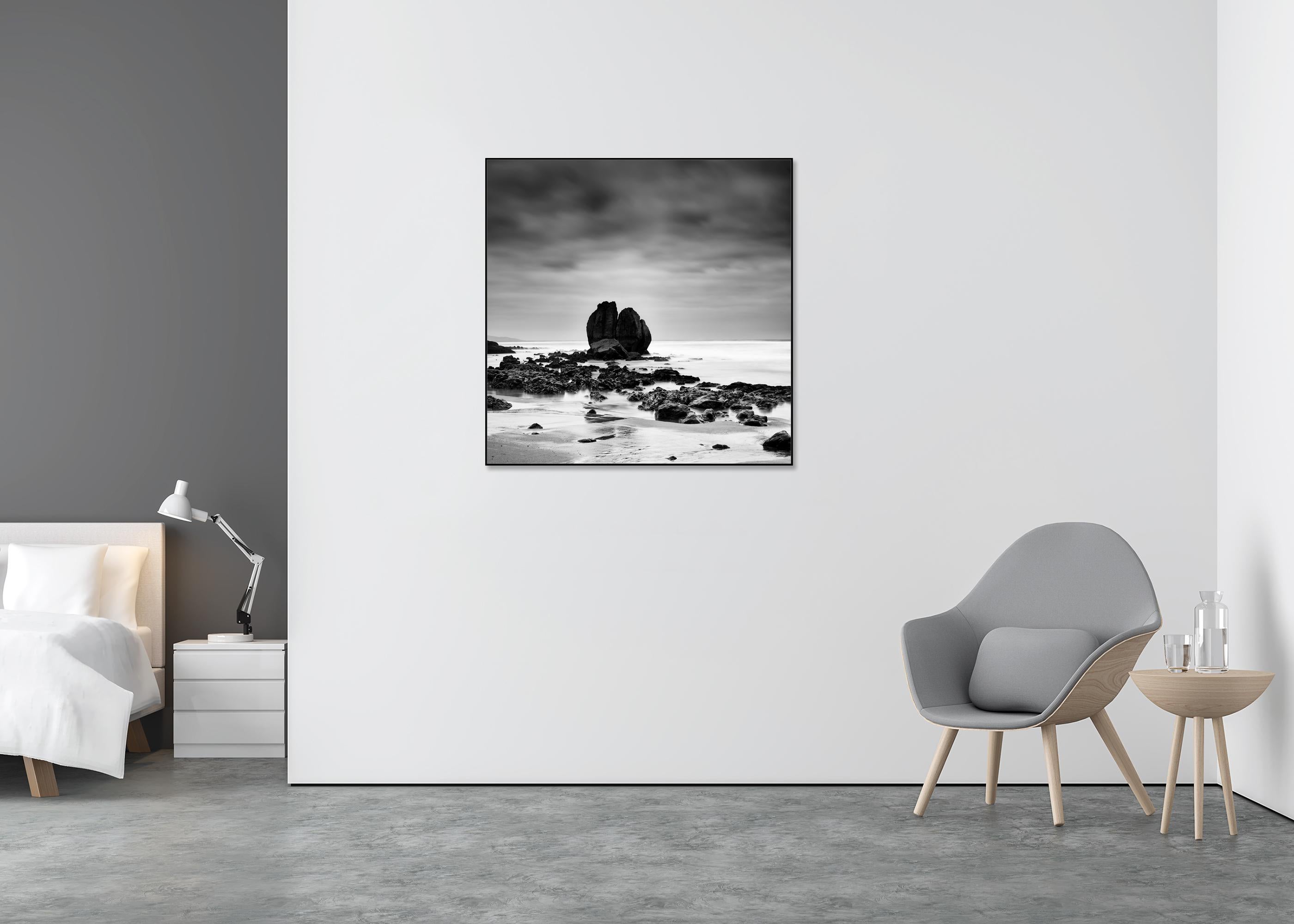 Rocks on the Shore, Sandstrand, Schwarz-Weiß-Fotografie, Landschaft (Grau), Black and White Photograph, von Gerald Berghammer
