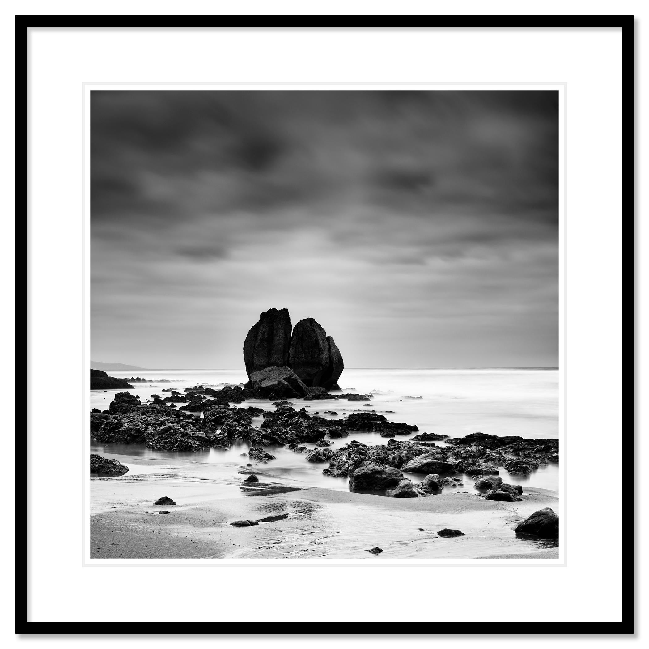 Schwarz-Weiß-Fotografie mit Langzeitbelichtung für Wasserlandschaften - Landschaftsfotografie. Felsen am Ufer des schönen Sandstrandes an der französischen Atlantikküste. Pigmenttintendruck in einer limitierten Auflage von 7 Exemplaren. Alle Drucke