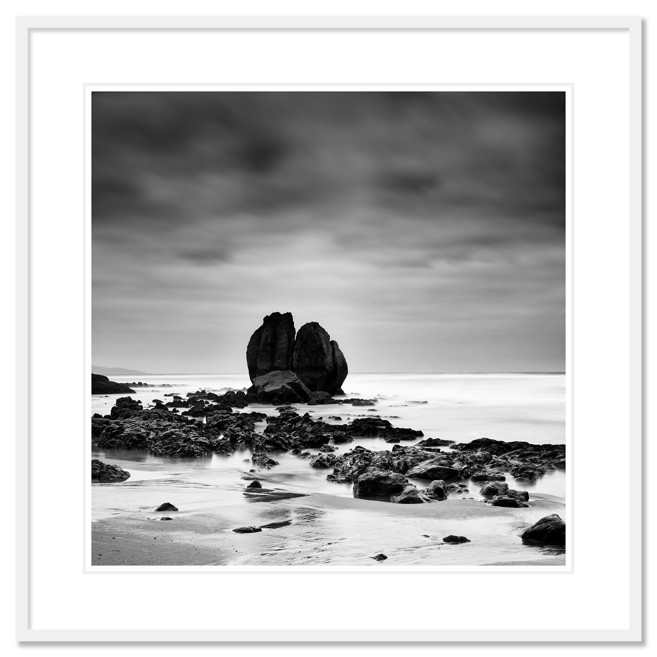 Rocks on the Shore, Sandstrand, Schwarz-Weiß-Fotografie, Landschaft im Angebot 1