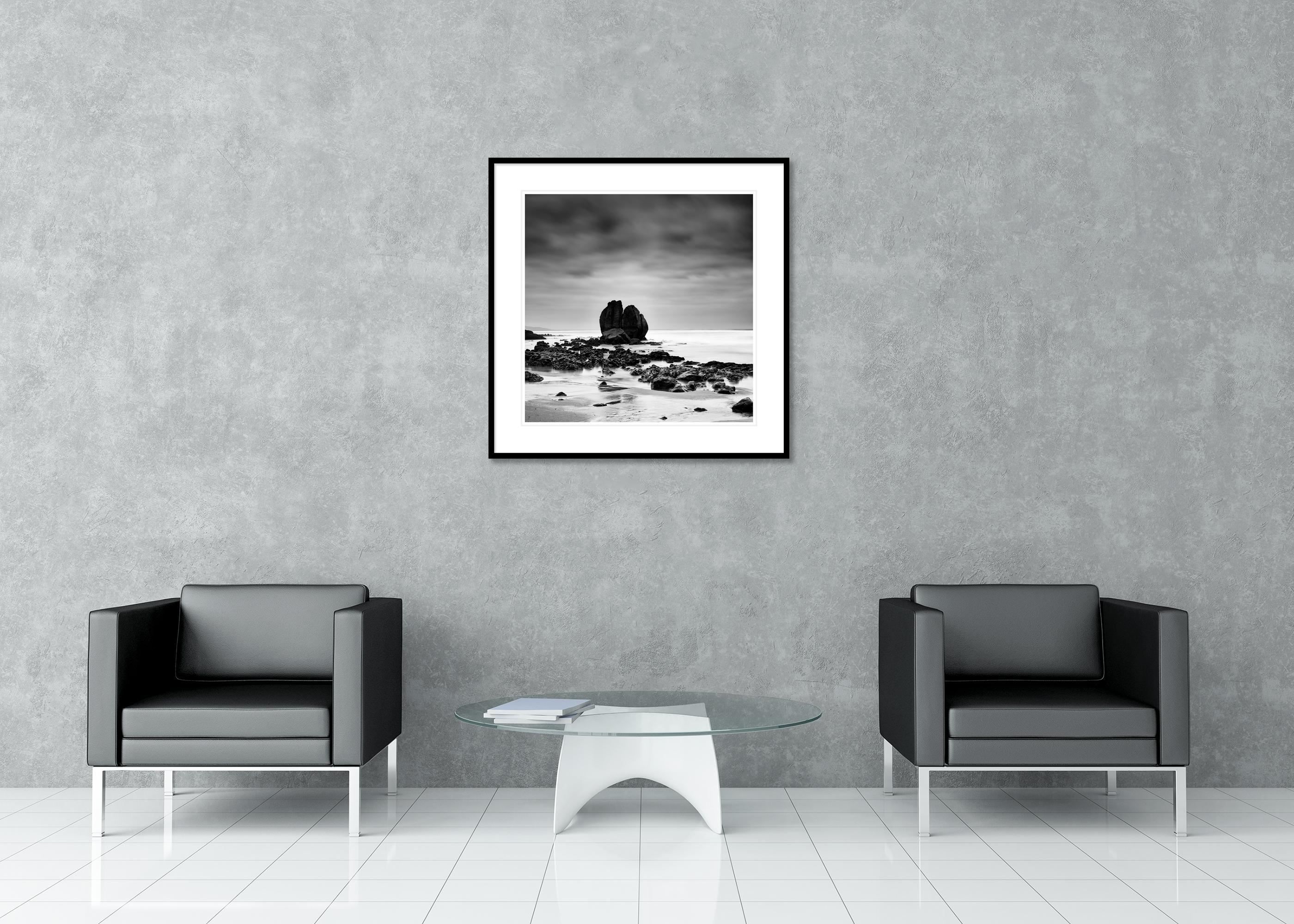 Rocks on the Shore, Sandstrand, Schwarz-Weiß-Fotografie, Landschaft im Angebot 2