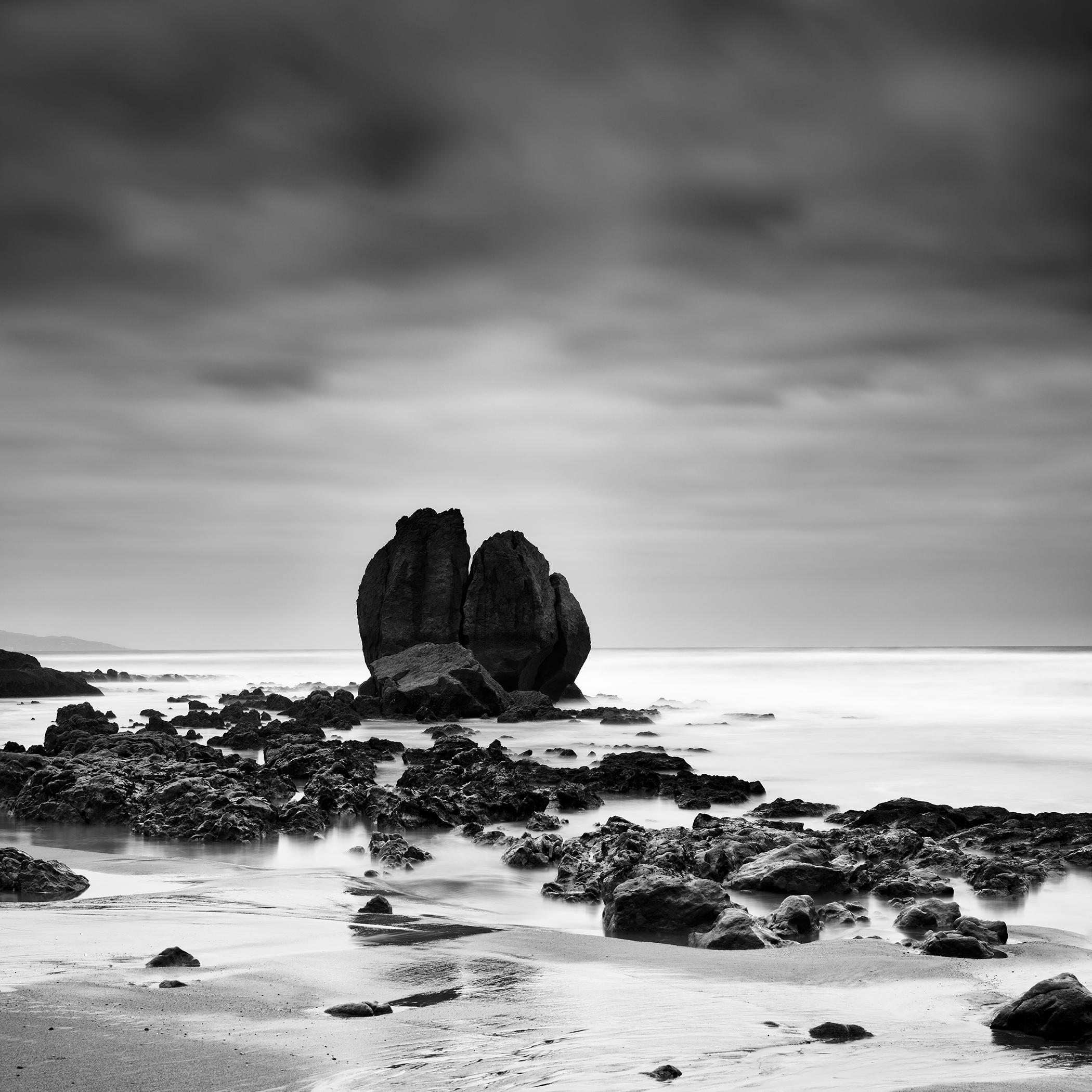 Gerald Berghammer Black and White Photograph – Rocks on the Shore, Sandstrand, Schwarz-Weiß-Fotografie, Landschaft