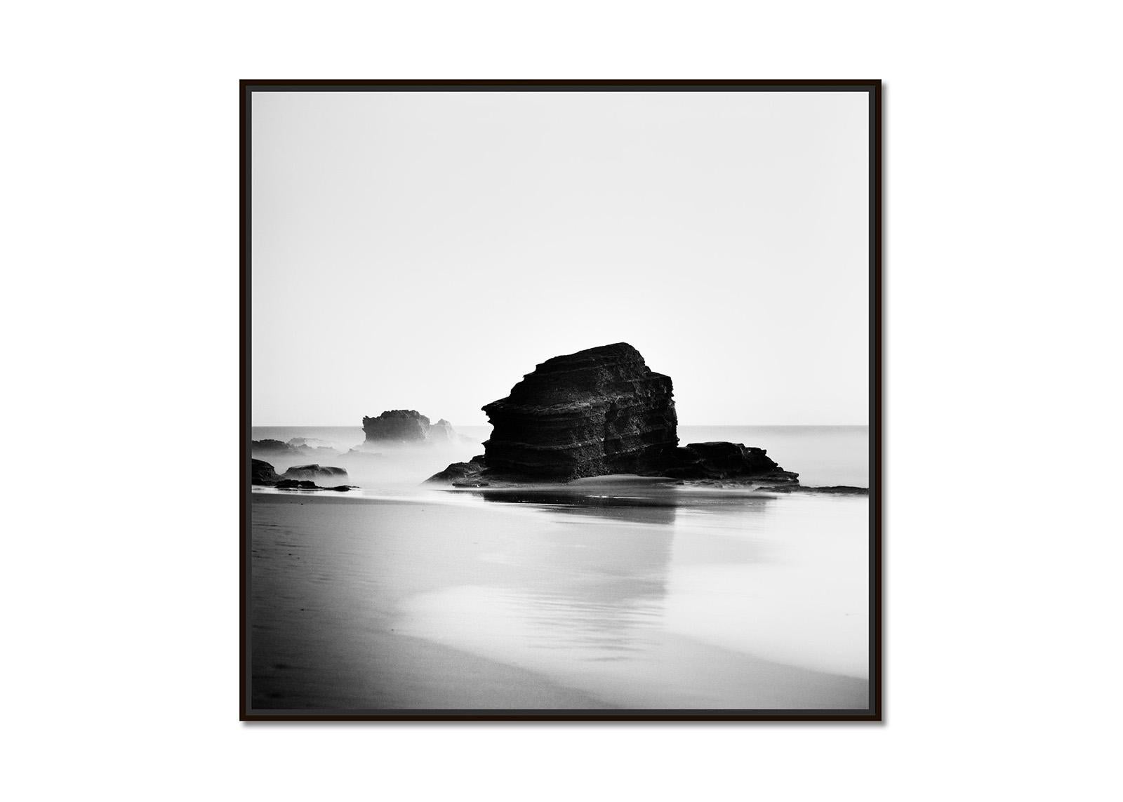 Rocky Beach, Küste, Schwarz-Weiß-Fotografie, limitierte Auflage, Landschaft – Photograph von Gerald Berghammer
