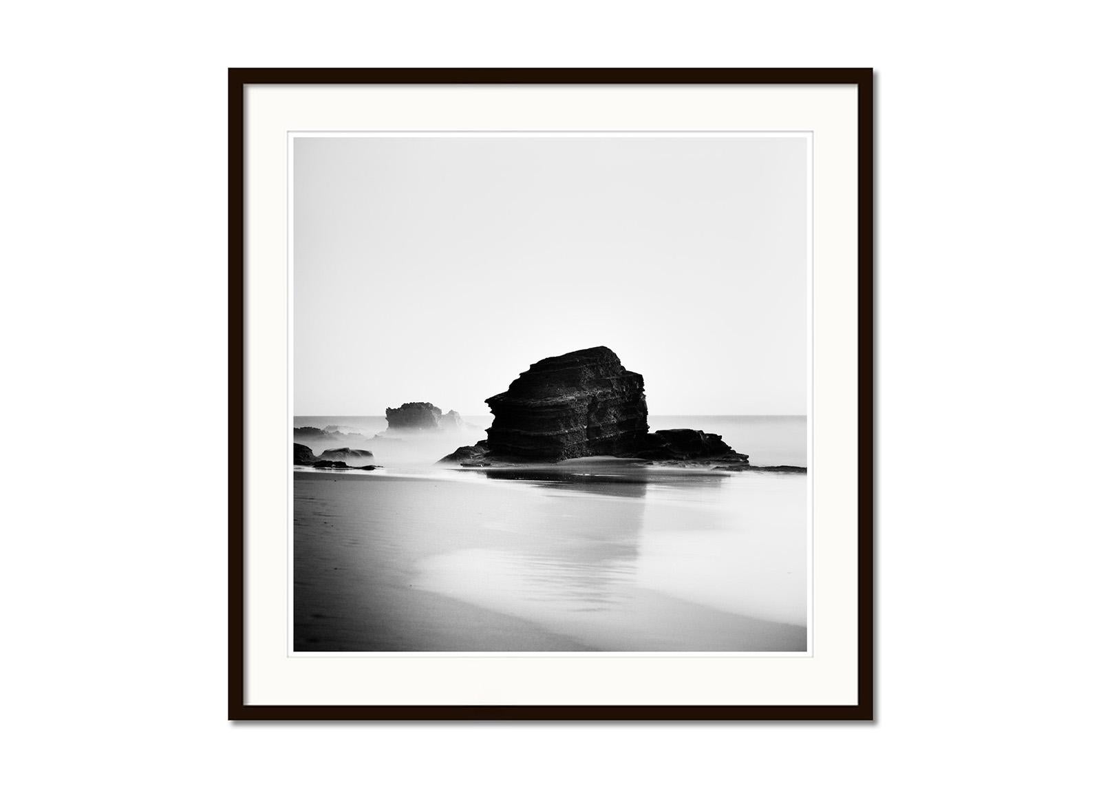 Rocky Beach, Küste, Schwarz-Weiß-Fotografie, limitierte Auflage, Landschaft (Grau), Landscape Photograph, von Gerald Berghammer
