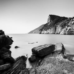 Rocky Coast of Porto Venere, Cinque Terre, Schwarz-Weiß-Fotografie der bildenden Kunst