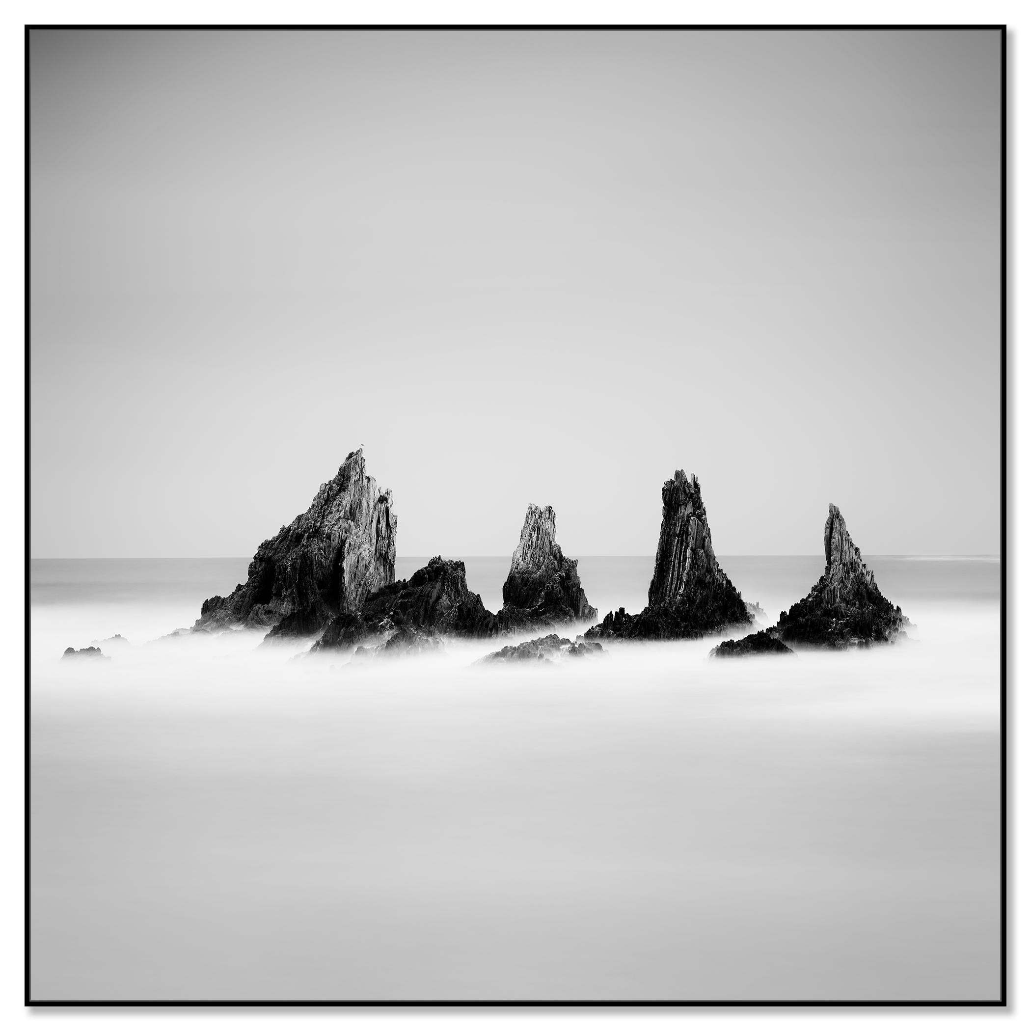 Picos rocosos, Océano Atlántico, Formación rocosa, España, blanco y negro, paisaje marino - Photograph de Gerald Berghammer