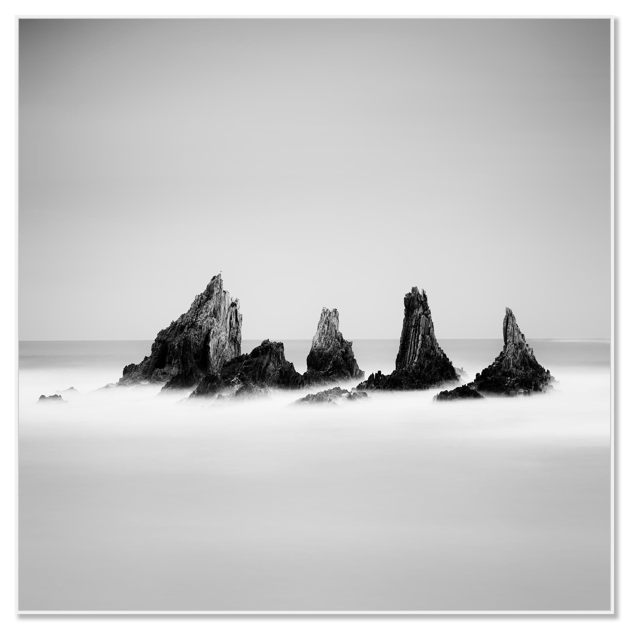 Picos rocosos, Océano Atlántico, Formación rocosa, España, blanco y negro, paisaje marino - Photograph Contemporáneo de Gerald Berghammer