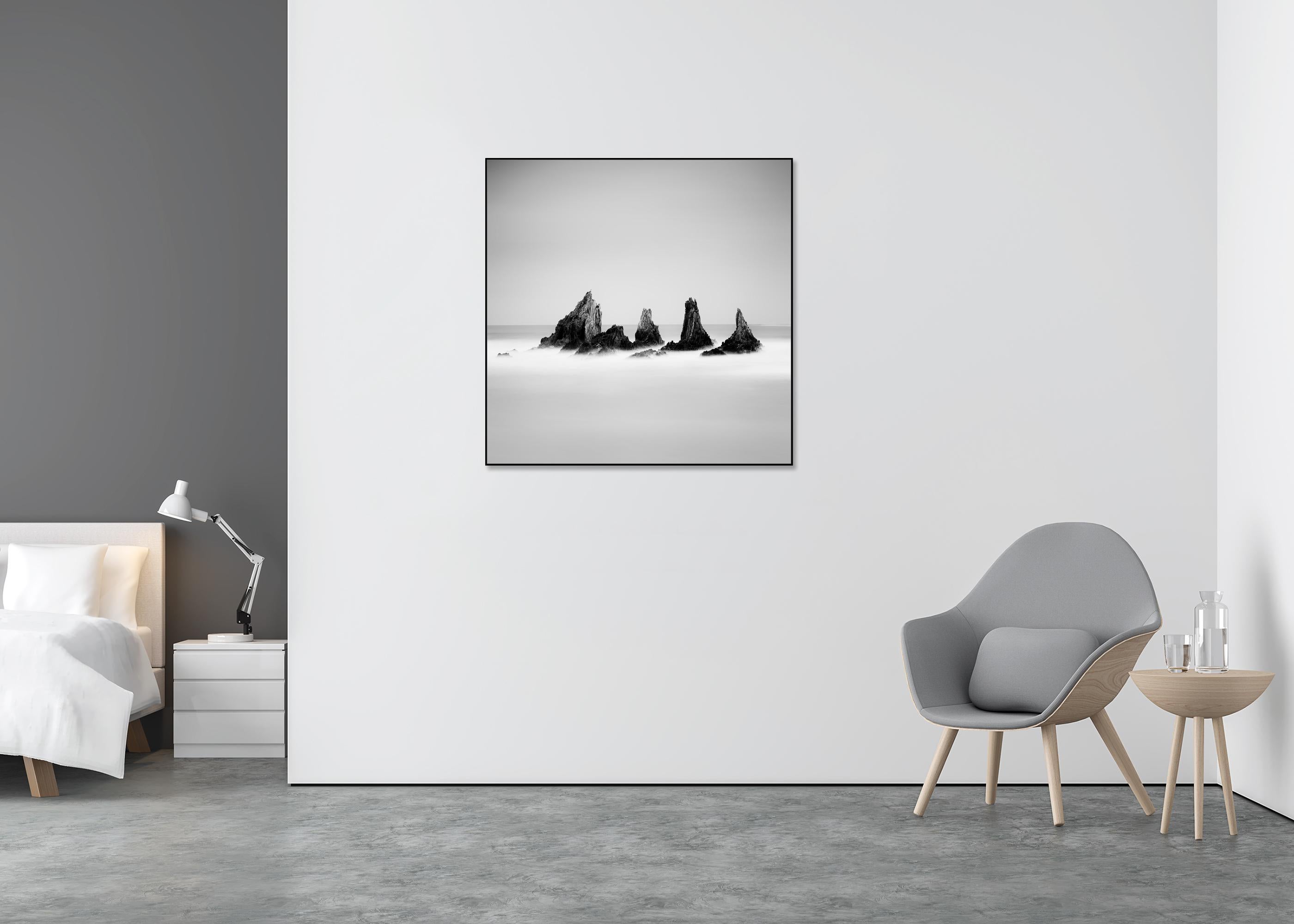 Picos rocosos, Océano Atlántico, Formación rocosa, España, blanco y negro, paisaje marino - Landscape Photograph Negro de Gerald Berghammer