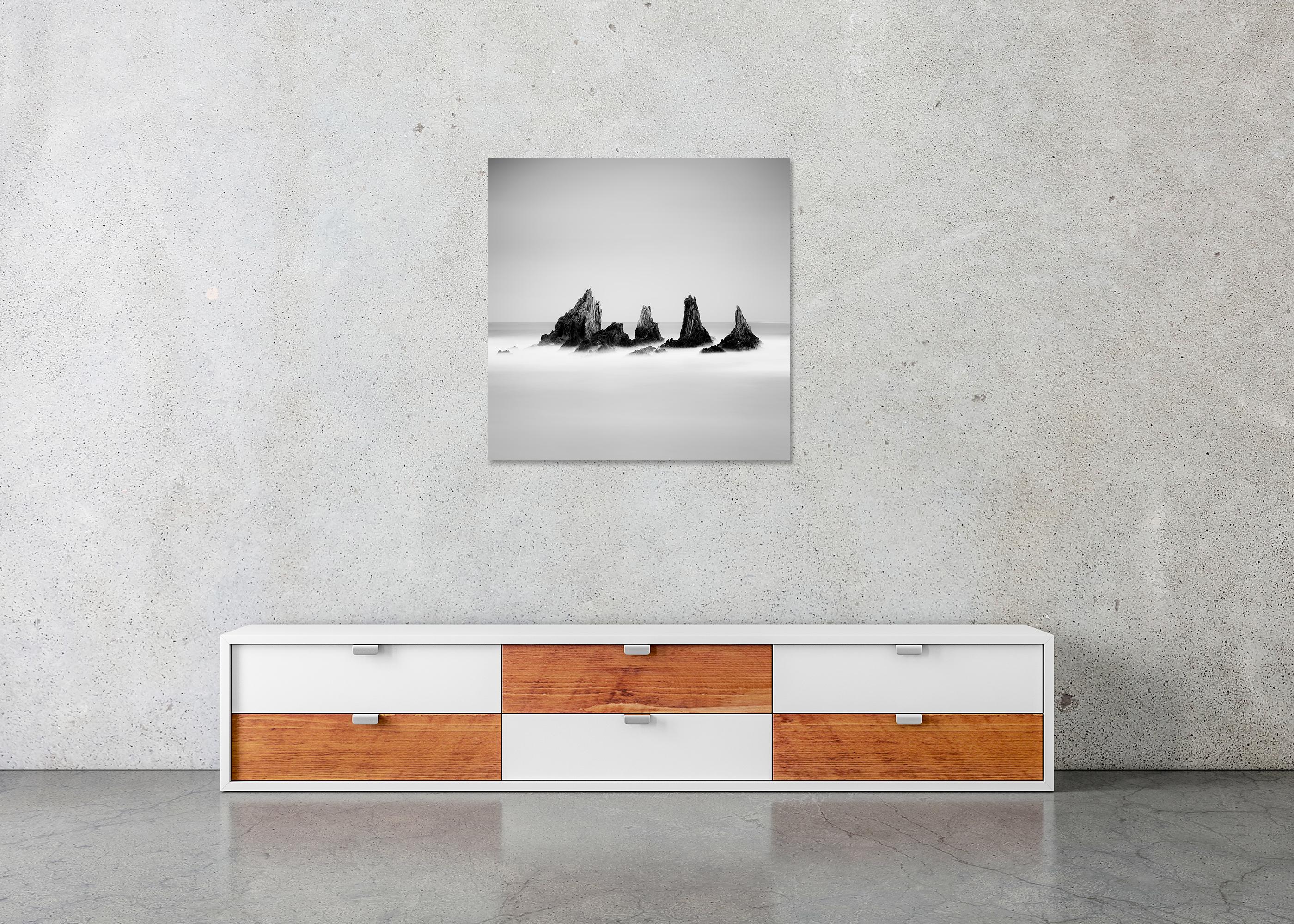 Picos rocosos, Océano Atlántico, Formación rocosa, España, blanco y negro, paisaje marino en venta 4