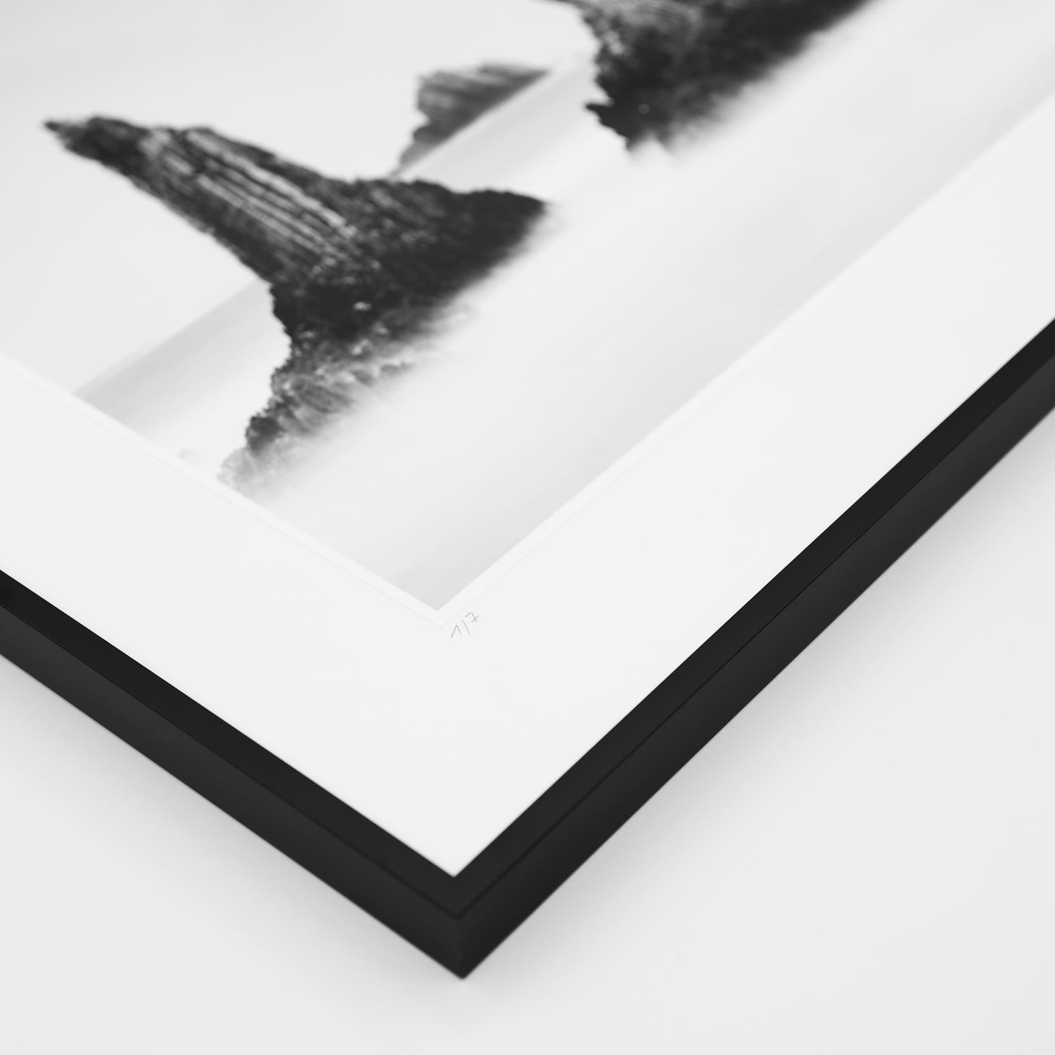  Rocky Peaks, Schwarz-Weiß-Kunstfotografie, Langzeitbelichtungs-Wasserlandschaft, gerahmt im Angebot 3