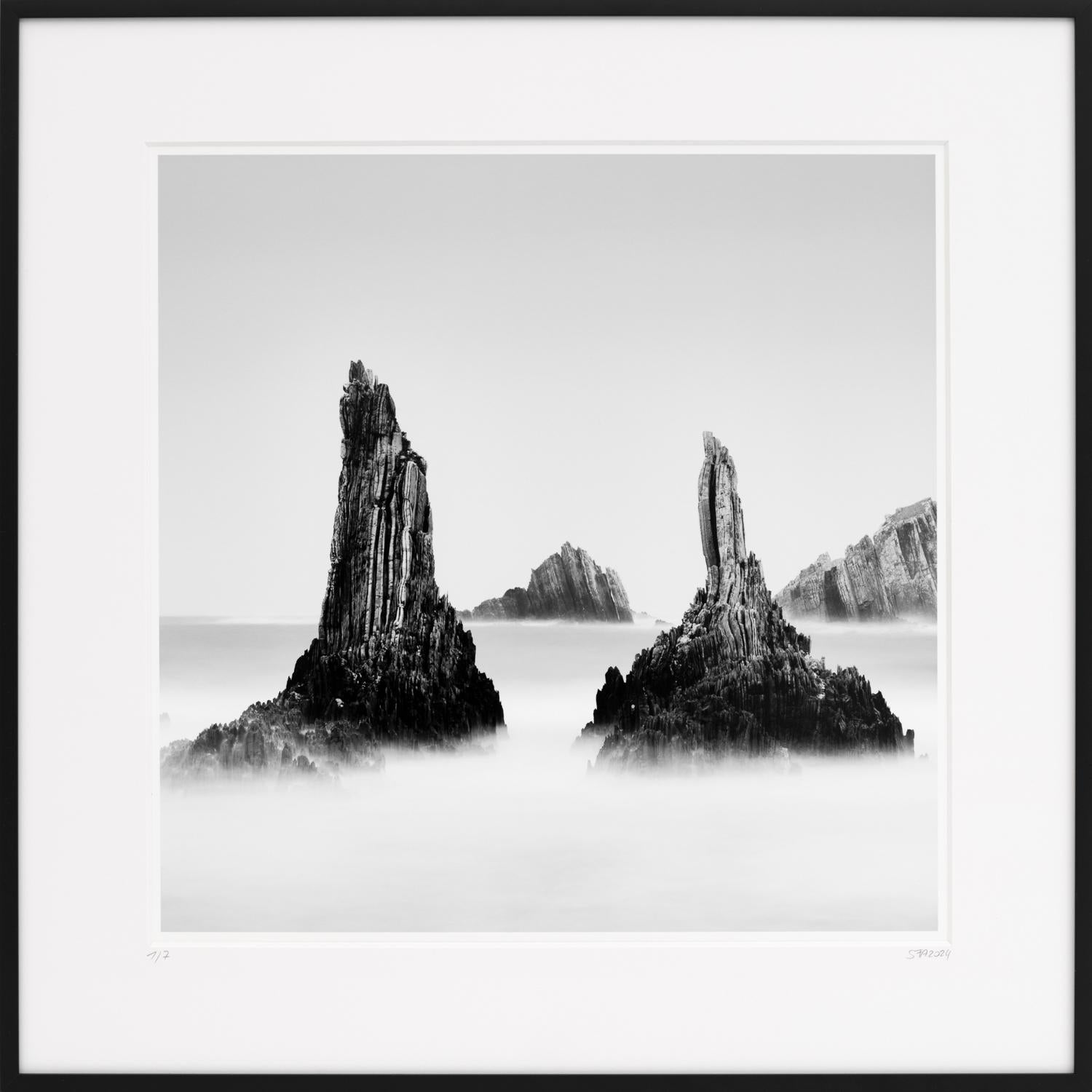 Gerald Berghammer Landscape Photograph –  Rocky Peaks, Schwarz-Weiß-Kunstfotografie, Langzeitbelichtungs-Wasserlandschaft, gerahmt