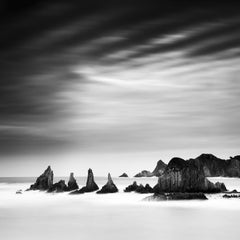 Pics rocheux, nuages mystiques, rivage, photographie en noir et blanc, paysage marin
