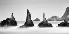 Panorama des pics rocheux, côte cantabrique, photographie noir et blanc, paysage marin