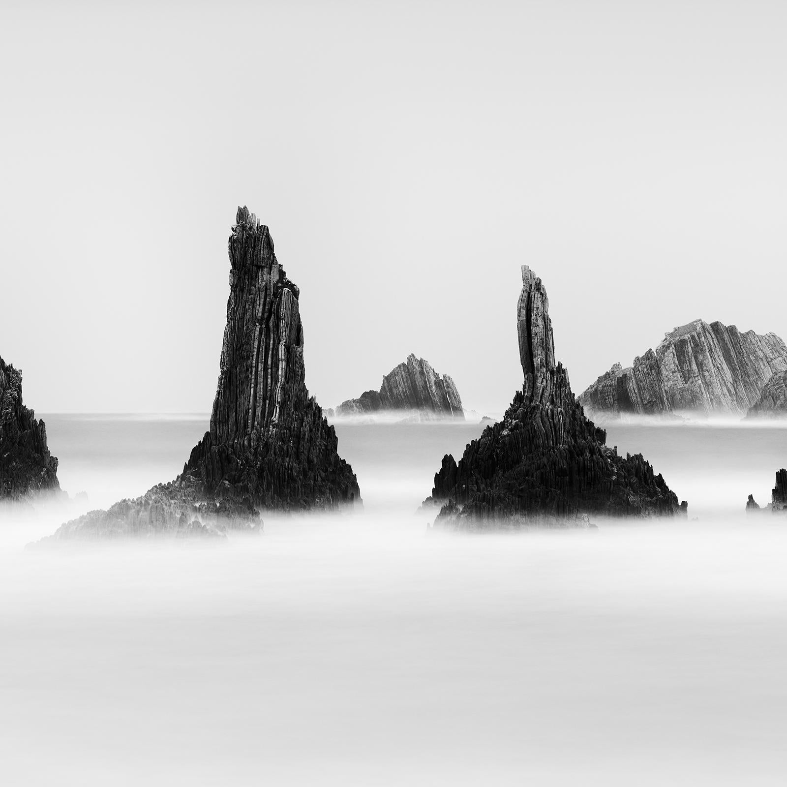 Panorama mit Felsenspitzen, lange Belichtung, bildende Kunst, Spanien, Landschaft, Schwarz-Weiß im Angebot 6
