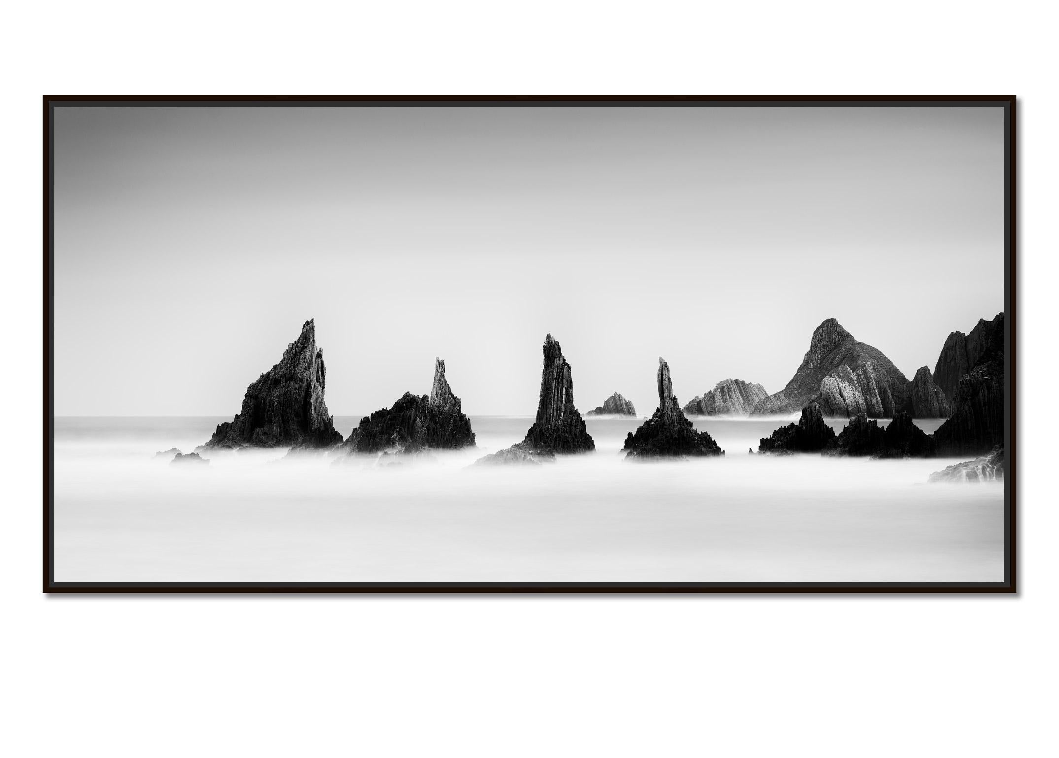 Panorama mit Felsenspitzen, lange Belichtung, bildende Kunst, Spanien, Landschaft, Schwarz-Weiß – Photograph von Gerald Berghammer