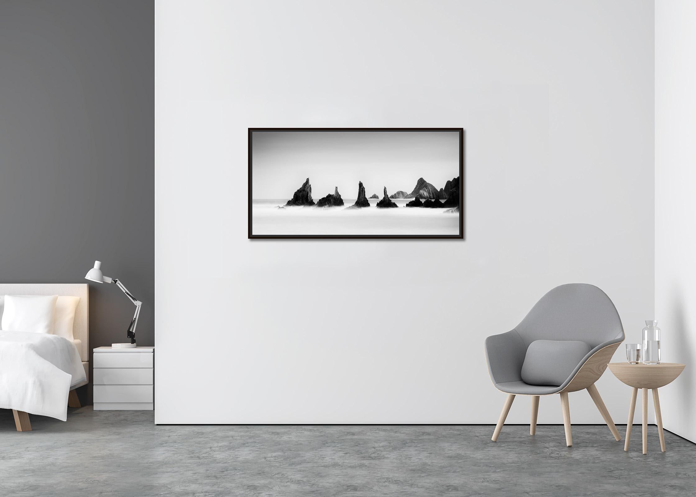 Panorama mit Felsenspitzen, lange Belichtung, bildende Kunst, Spanien, Landschaft, Schwarz-Weiß (Zeitgenössisch), Photograph, von Gerald Berghammer