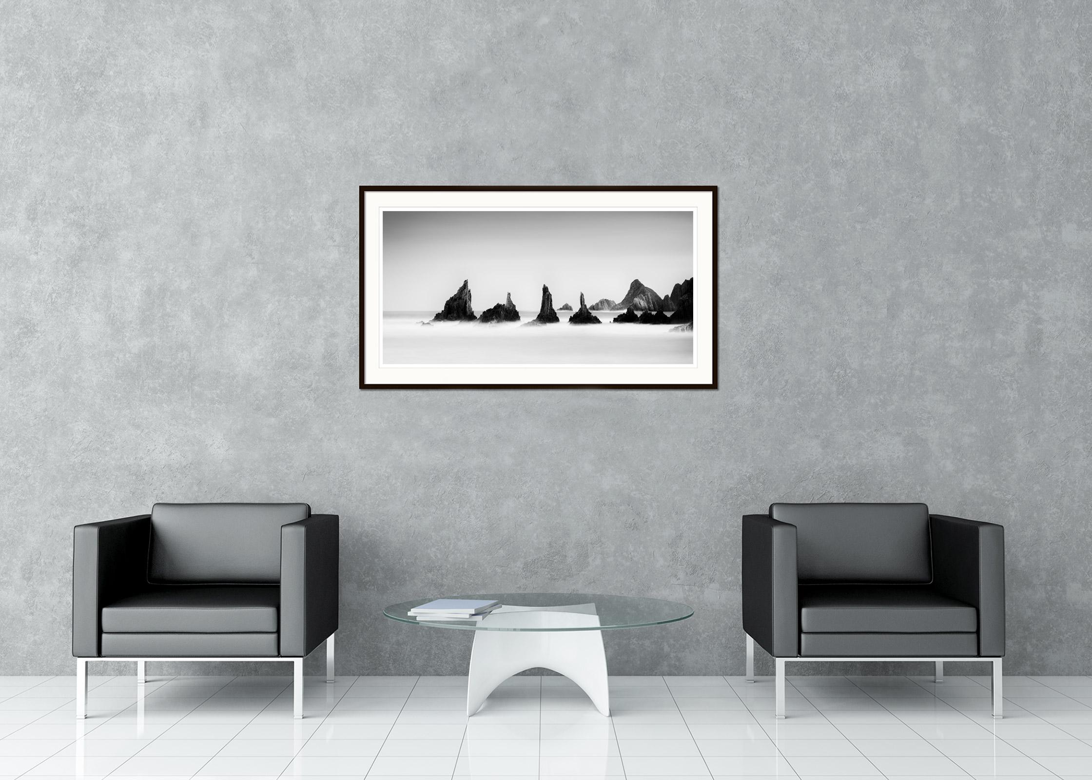 Panorama mit Felsenspitzen, lange Belichtung, bildende Kunst, Spanien, Landschaft, Schwarz-Weiß im Angebot 1