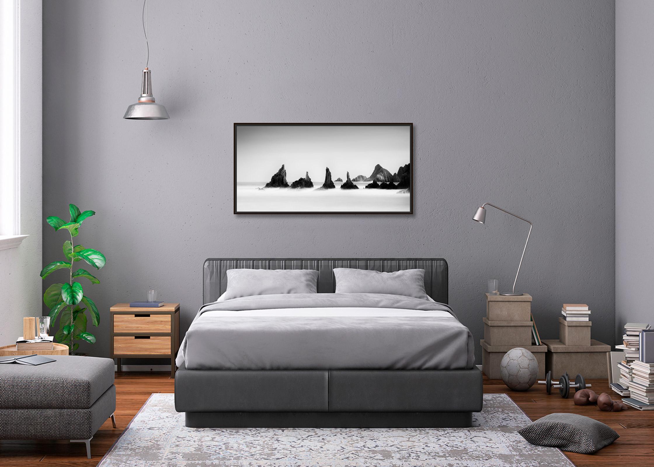 Panorama mit Felsenspitzen, lange Belichtung, bildende Kunst, Spanien, Landschaft, Schwarz-Weiß im Angebot 2