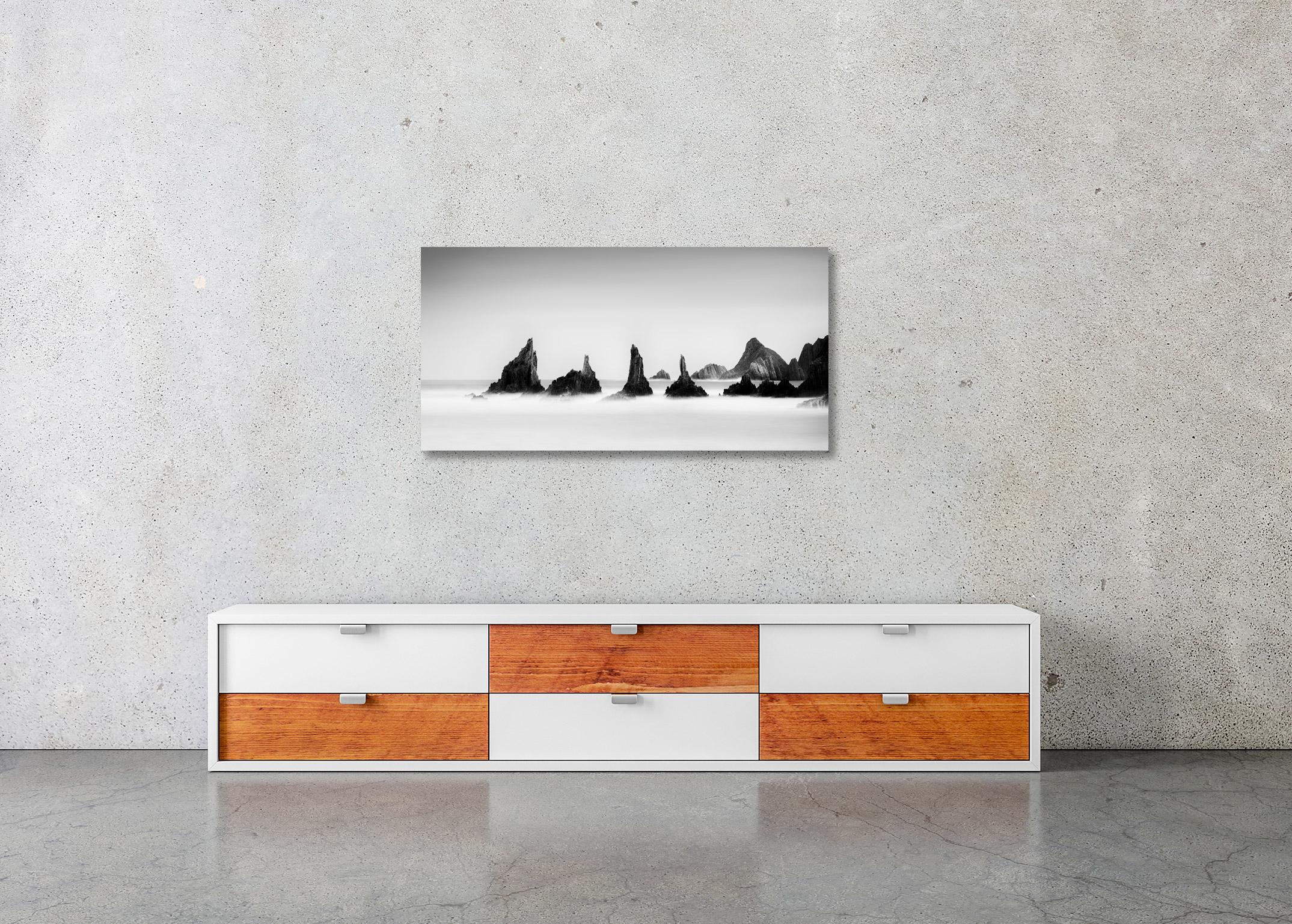 Panorama mit Felsenspitzen, lange Belichtung, bildende Kunst, Spanien, Landschaft, Schwarz-Weiß im Angebot 3