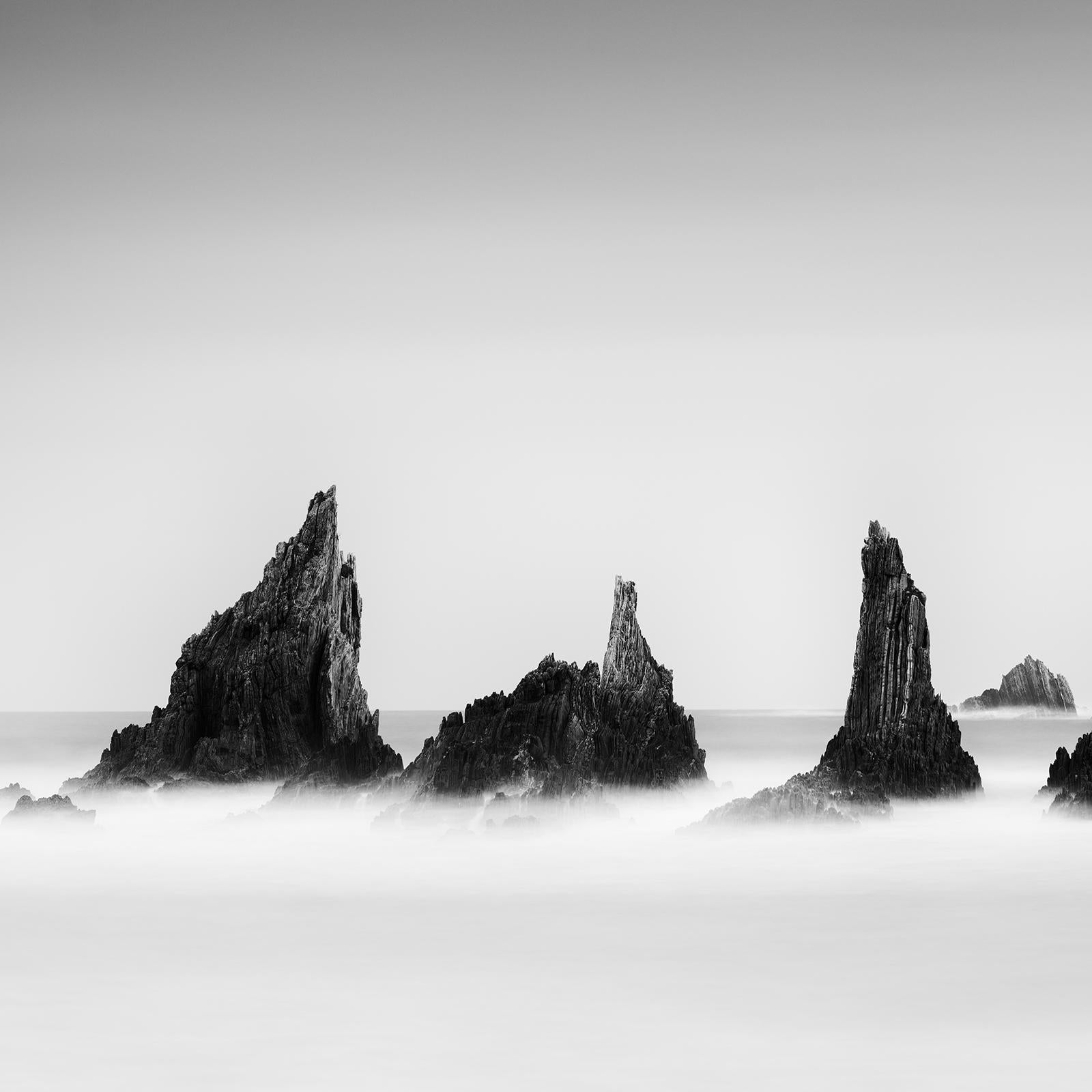 Panorama mit Felsenspitzen, lange Belichtung, bildende Kunst, Spanien, Landschaft, Schwarz-Weiß im Angebot 4